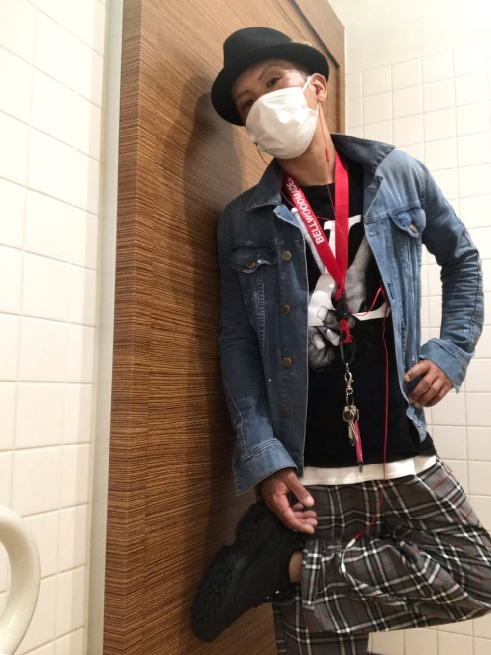 「デニムジャケット、チェックワイドパンツ、パロディT、ハットコーデ」｜「CA4LAのアイテム（ハット、ブラック系）」を使った、hiramasa☆さん（メンズ・166cm）の春コーディネートの1枚目の写真