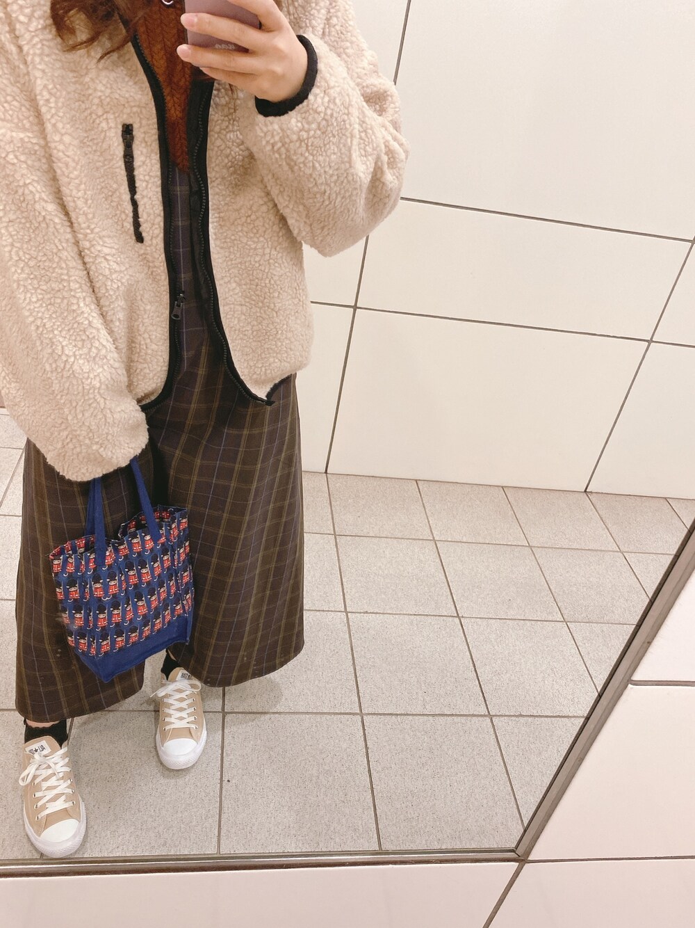 「休日カジュアル」｜「Javaのノーカラーリバーシブル撥水ショート丈パイピングジップボアジャケット（ブルゾン、ホワイト系）」を使った、n.さん（レディース・159cm）の秋コーディネートの1枚目の写真