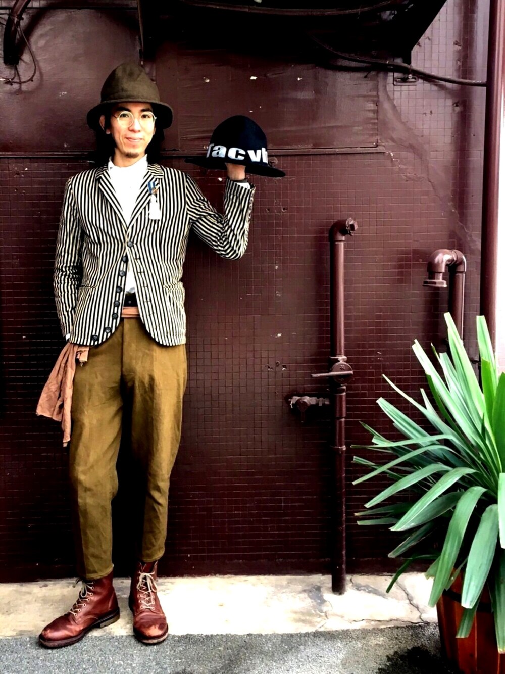 「90年代、FRUiTS、原宿フリースタイル、クリストファーネメス、christpher nemeth、Deity's Watchdog、as super sonic、Dr.Martens」｜「Deity's watchdogのアイテム（テーラードジャケット、ベージュ系）」を使った、ジャン･ピエール･渡部さん（メンズ・180cm）の春コーディネートの1枚目の写真
