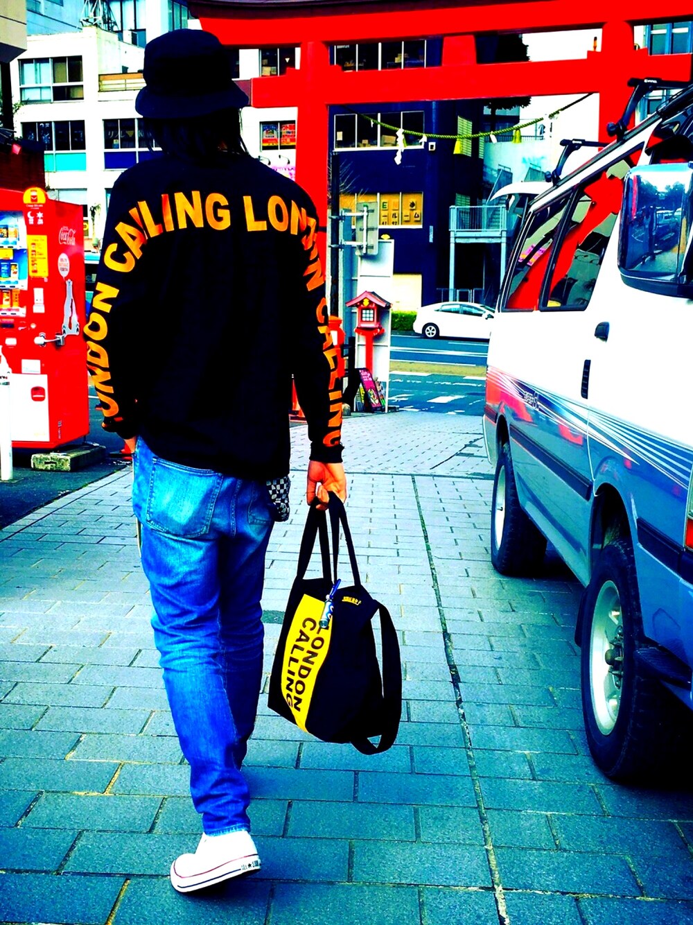 「90’s、90年代、streetstyle、original john、converse、UK、punk」｜「Original Johnのアイテム（Tシャツ/カットソー、ブラック系）」を使った、ジャン･ピエール･渡部さん（メンズ・180cm）の春コーディネートの1枚目の写真