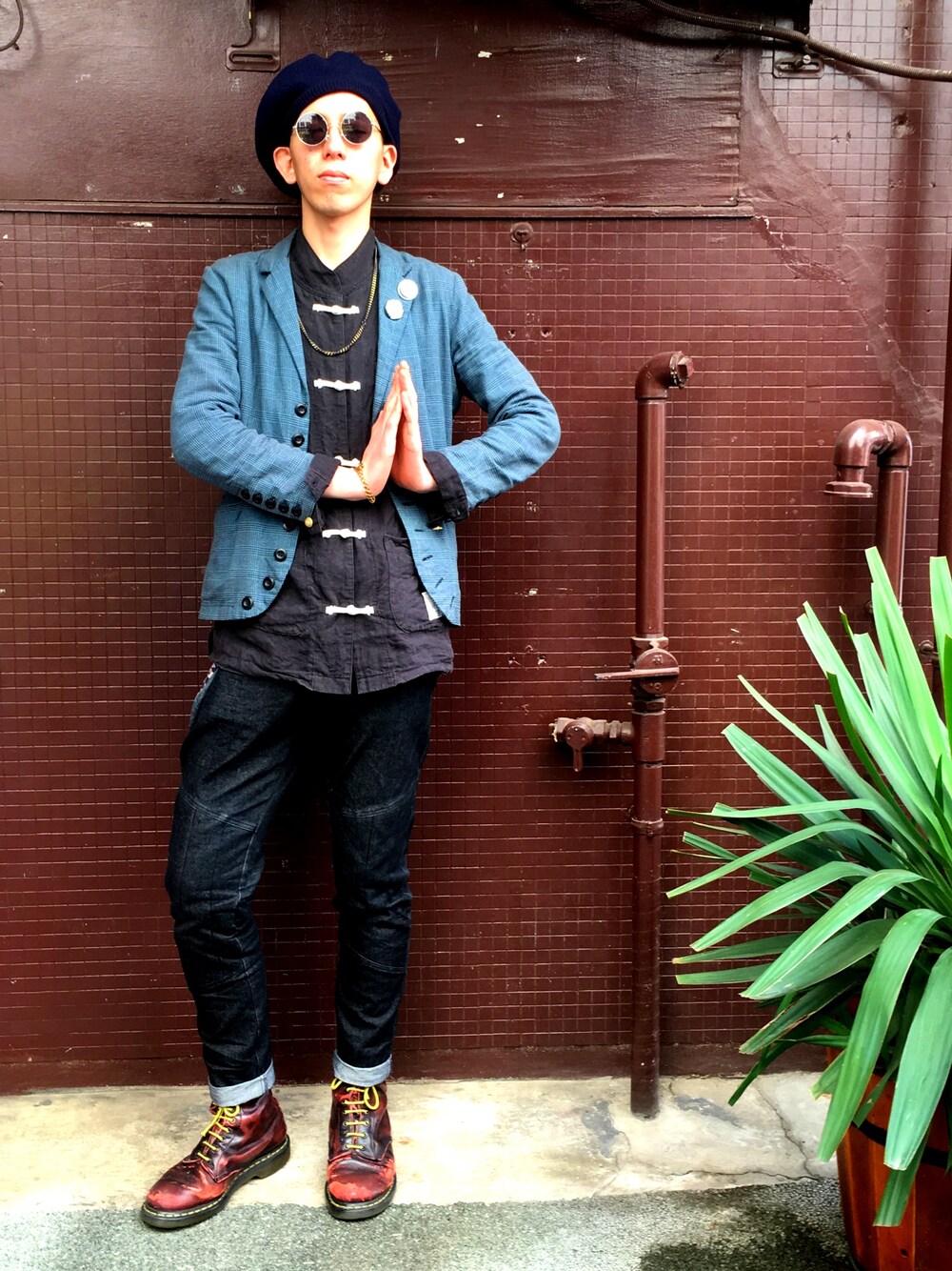 「チャイナシャツ、真鍮アクセサリー、EFFECTEN、Deity's Watchdog、Dr.Martens、90’s、90年代、street、ストリート」｜「Deity's watchdogのアイテム（テーラードジャケット、ブルー系）」を使った、ジャン･ピエール･渡部さん（メンズ・180cm）の春コーディネートの1枚目の写真