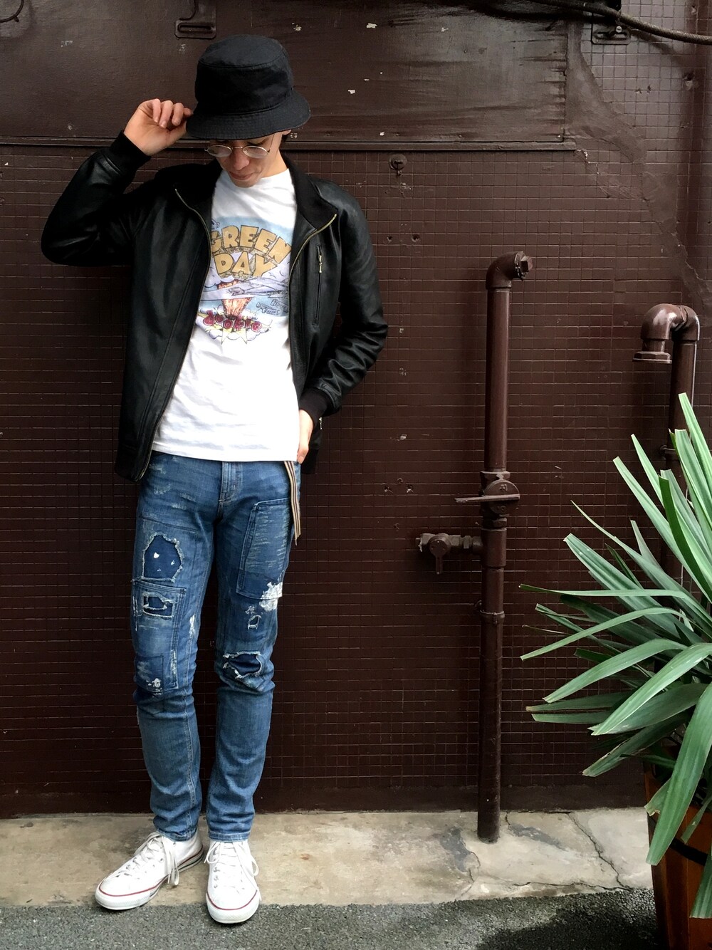 「street、ストリート、UK、us、converse、usedデニム、万能」｜「bit blueのアイテム（デニムパンツ、ブルー系）」を使った、ジャン･ピエール･渡部さん（メンズ・180cm）の春コーディネートの1枚目の写真