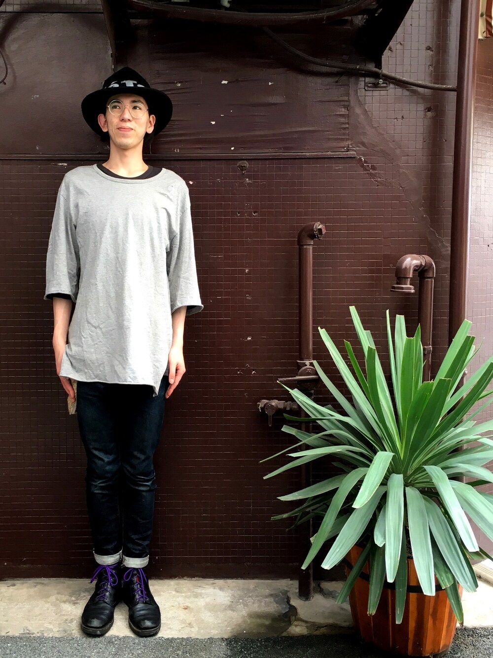 「as super sonic、gohemp、gowest、BigT、street」｜「AS SUPER SONICのアイテム（Tシャツ/カットソー、グレー系）」を使った、ジャン･ピエール･渡部さん（メンズ・180cm）の春コーディネートの1枚目の写真