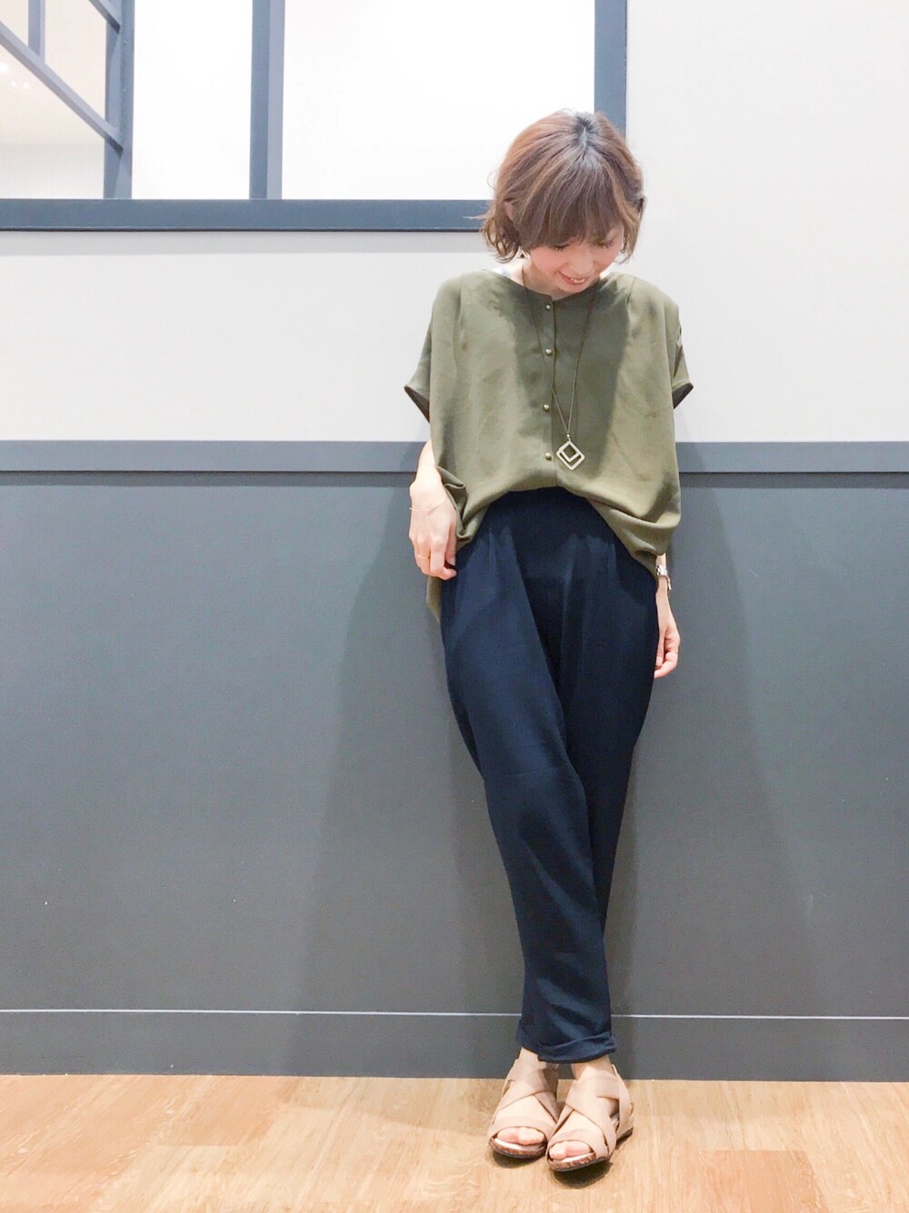 「カーキ、テーパードパンツ、サンダル、カジュアルコーデ、オトナカジュアル、ラクチンコーデ、夏コーデ、夏、低身長」｜「HusHusHのメタルボタンバックVネックプルオーバー（Tシャツ/カットソー、グリーン系）」を使った、じゅんさん（レディース・150cm）の夏コーディネートの1枚目の写真