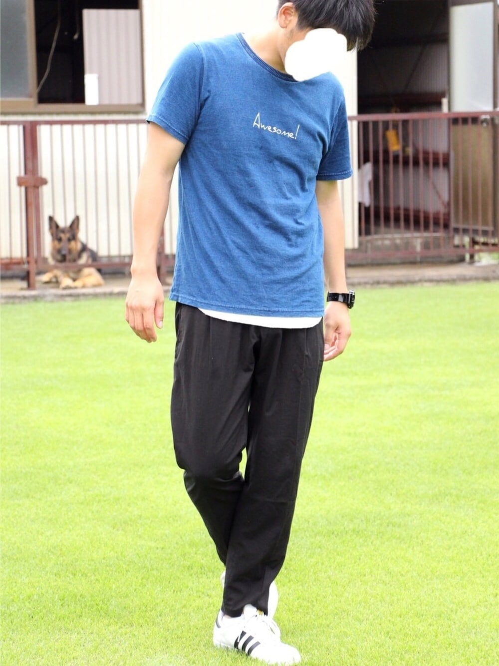 ホワイト系のスニーカー、ブラック系のパンツ、ブルー系のTシャツ/カットソーを着用したメンズの夏コーディネートの1枚目の写真
