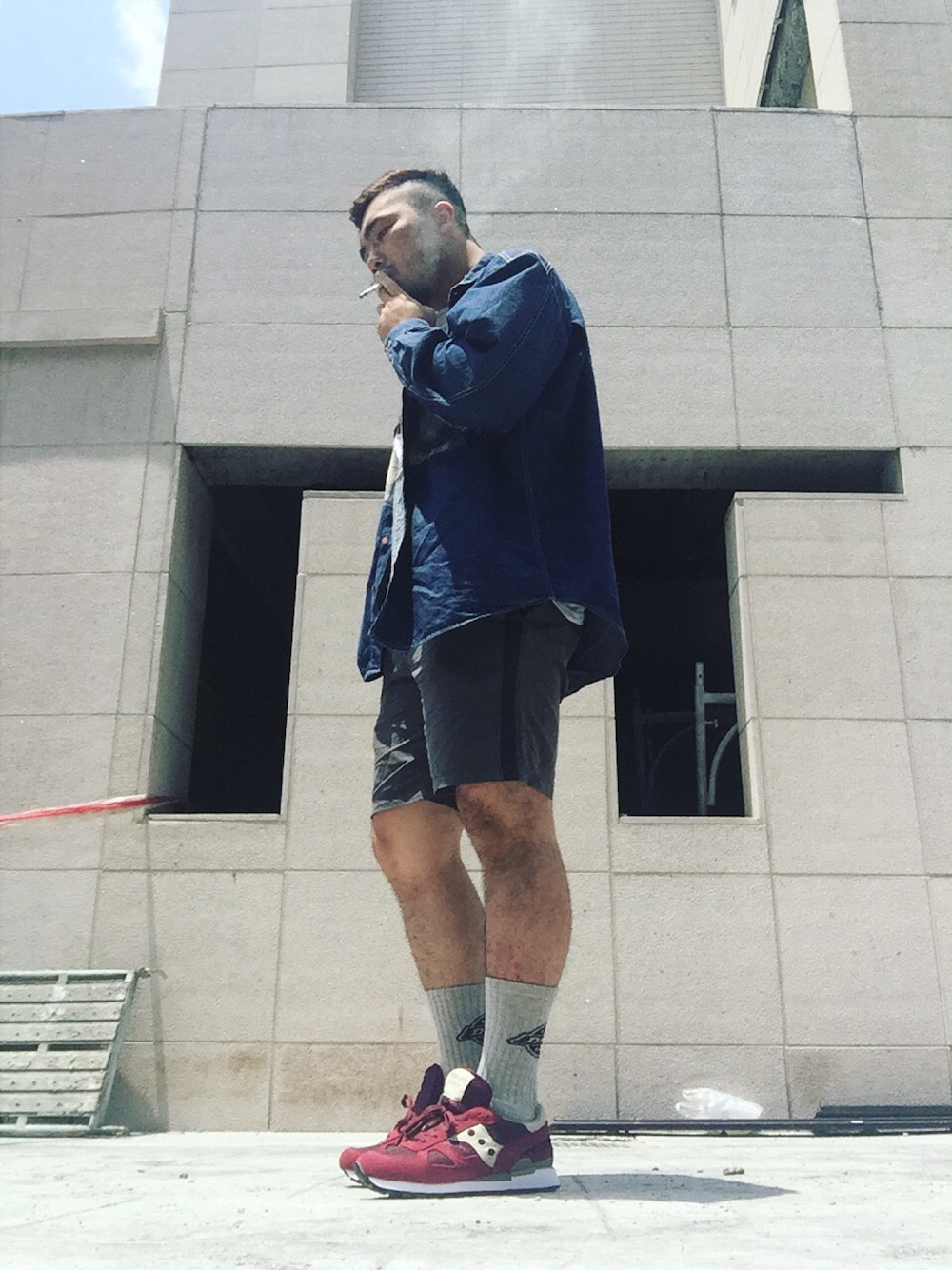 「嘉義」｜「古著のアイテム（カーゴパンツ、グレー系）」を使った、花木九里虎さん（メンズ・172cm）の春コーディネートの1枚目の写真
