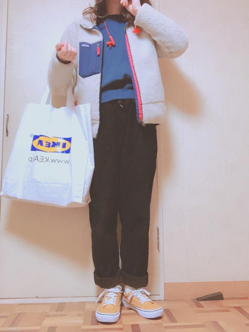 「カジュアル、春、パンツスタイル、スニーカーコーデ、ゆるコーデ」｜「BEAMSのアイテム（パンツ、ブラック系）」を使った、®️さん（レディース・157cm）の春コーディネートの1枚目の写真