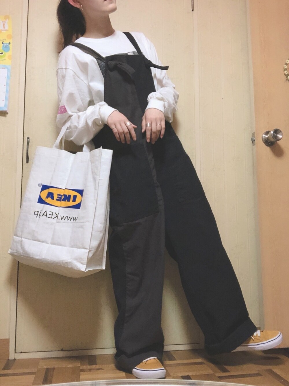 「ラクチンコーデ、スニーカーコーデ、オーバーサイズ、つなぎ、オーバーオール、いいね、save、フォローお願いします🤑」｜「BEAMS BOYのBEAMS BOY / クレイジー US ARMY オーバーオール（サロペット/オーバーオール、ブラック系）」を使った、®️さん（レディース・157cm）の春コーディネートの1枚目の写真