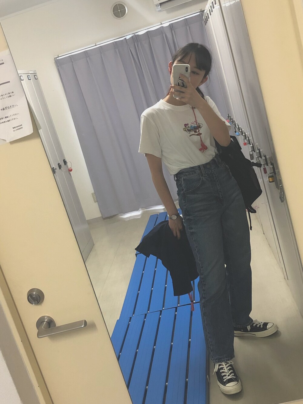 ブルー系のジャケット/アウター、ブルー系のデニムパンツ、ホワイト系のTシャツ/カットソーを着用したレディースの夏コーディネートの1枚目の写真