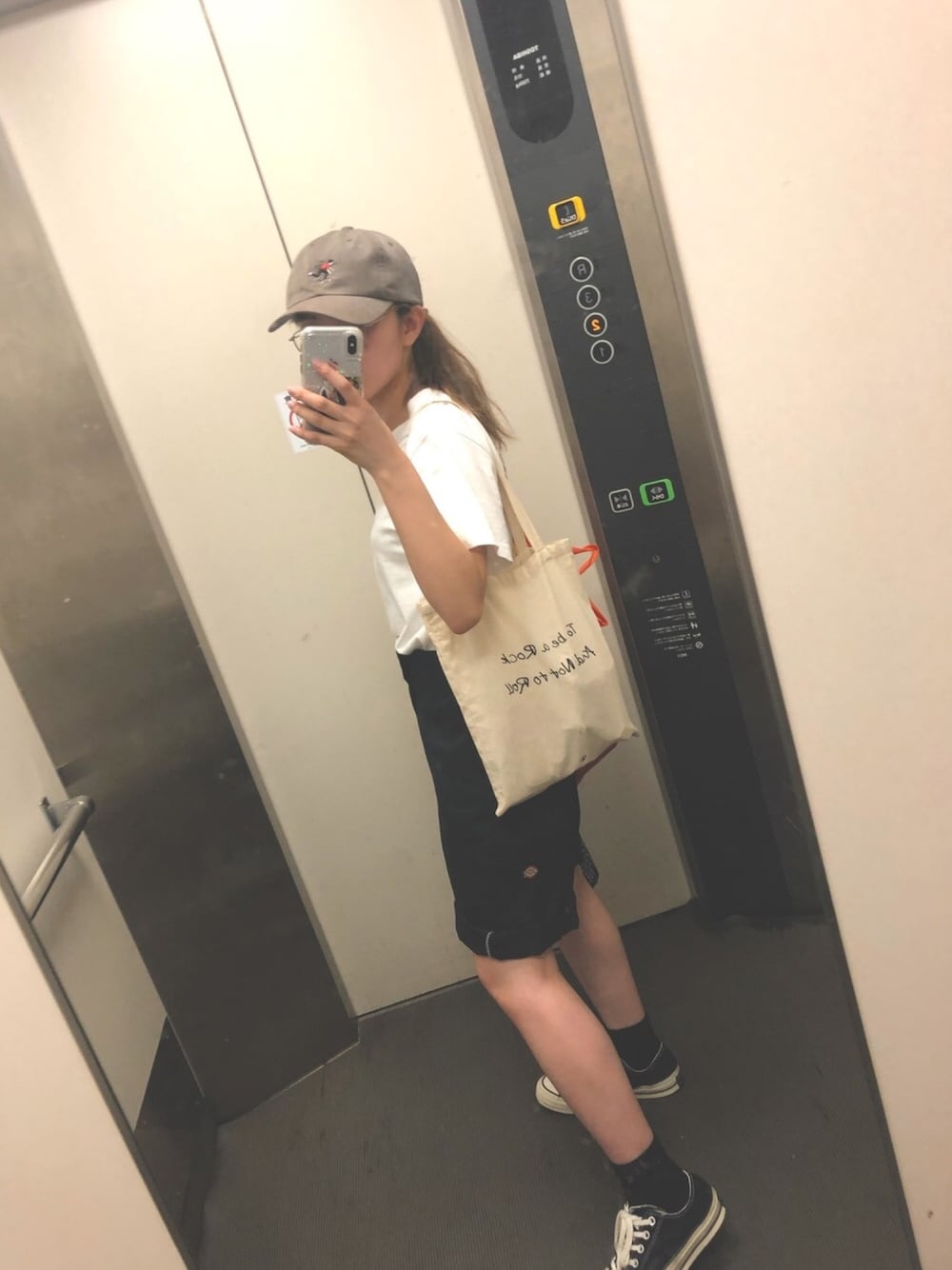 「カジュアル」｜「Dickiesの42283 セルフォンポケットワークショーツ 日本限定カラー（チノパンツ、ブラック系）」を使った、®️さん（レディース・157cm）の夏コーディネートの1枚目の写真