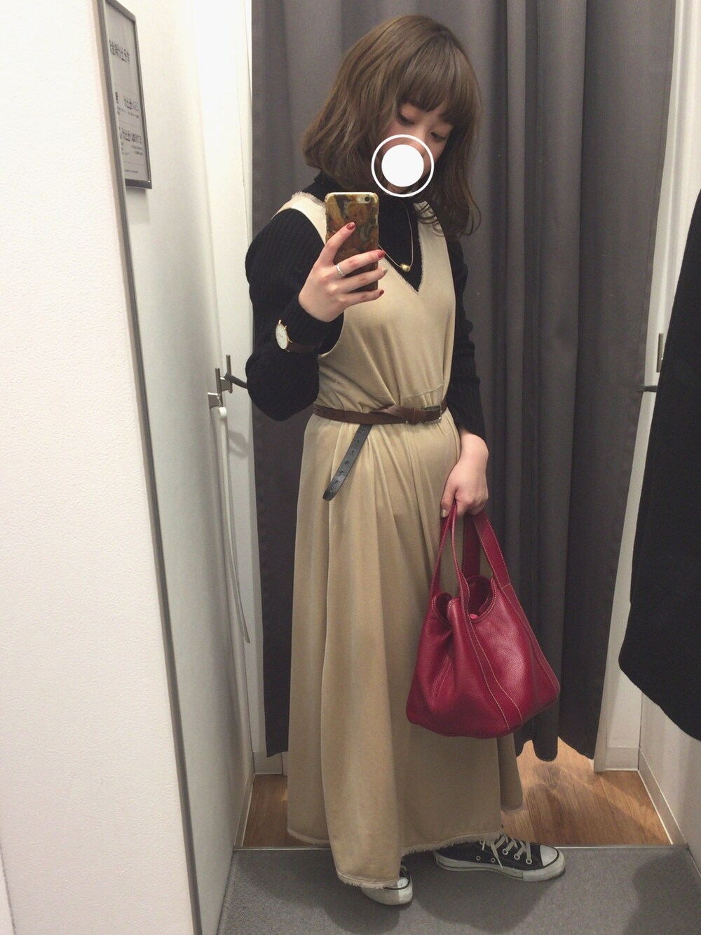 「カジュアル、シンプル、おしゃれさんと繋がりたい、オトナカジュアル、スニーカー、コンバース、ベージュ、ワンピース、ベージュコーデ、低身長」｜「Mila OwenのTシャツ付ベロアワンピース（ワンピース、ベージュ系）」を使った、アヤさん（レディース・151cm）の冬コーディネートの1枚目の写真