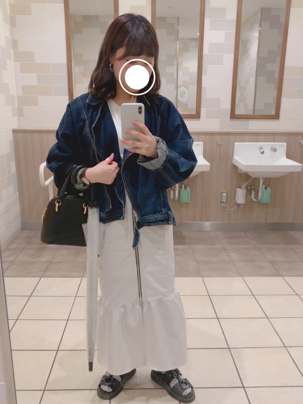 「シンプル、ゆるコーデ、おしゃれさんと繋がりたい、低身長、雨の日コーデ、デニムジャケット、ドクターマーチン、Dr.Martens、大人カジュアル、オトナ女子」｜「usedのアイテム（デニムジャケット、ブルー系）」を使った、アヤさん（レディース・151cm）の春コーディネートの1枚目の写真