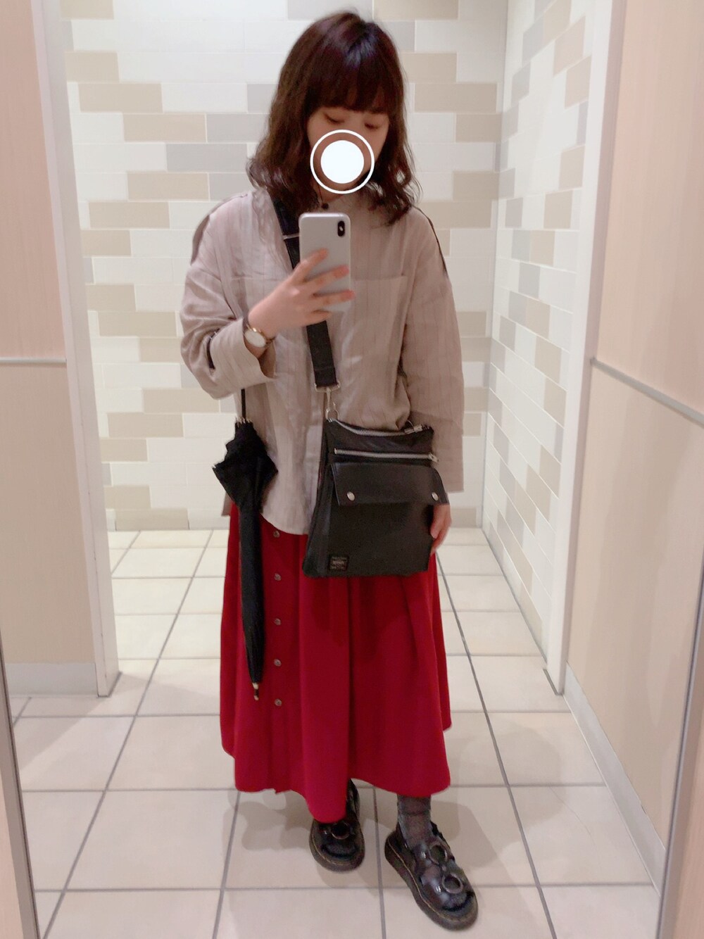 「カジュアルコーデ、シンプルコーデ、休日スタイル、今日のコーデ、ドクターマーチン、PORTER、Dr.Martens、ピンクスカート、サンダル、オトナカジュアル」｜「PORTERの【PORTER】FREE STYLE SHOULDER BAG(S)（ショルダーバッグ、ブラック系）」を使った、アヤさん（レディース・151cm）の春コーディネートの1枚目の写真