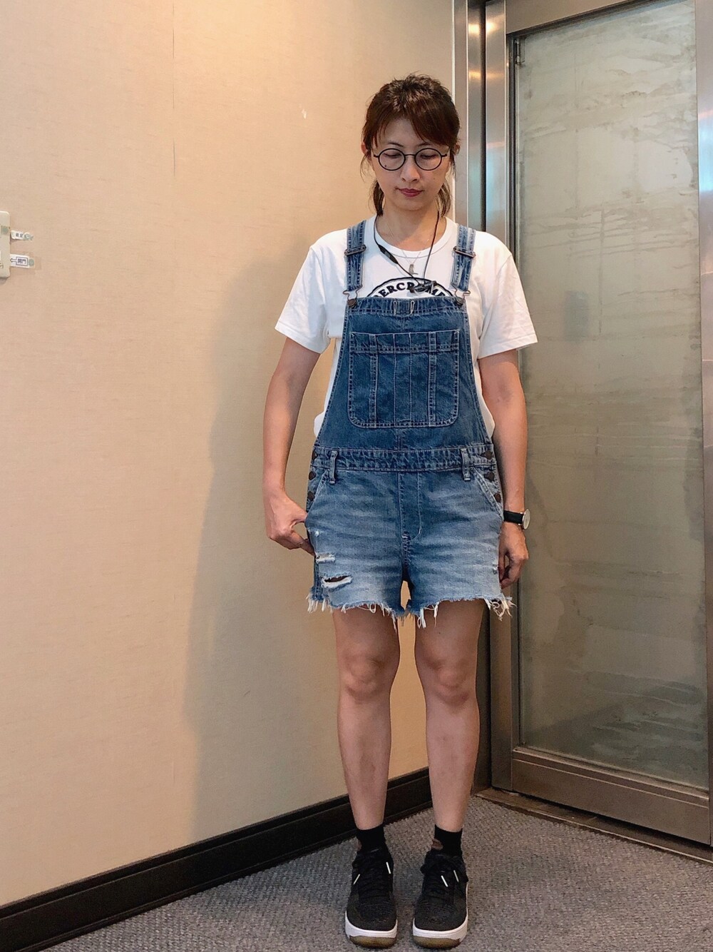「Abercrombie&Fitchのアイテム（サロペット/オーバーオール、ブルー系）」を使った、jNさん（レディース・158cm）の夏コーディネートの1枚目の写真