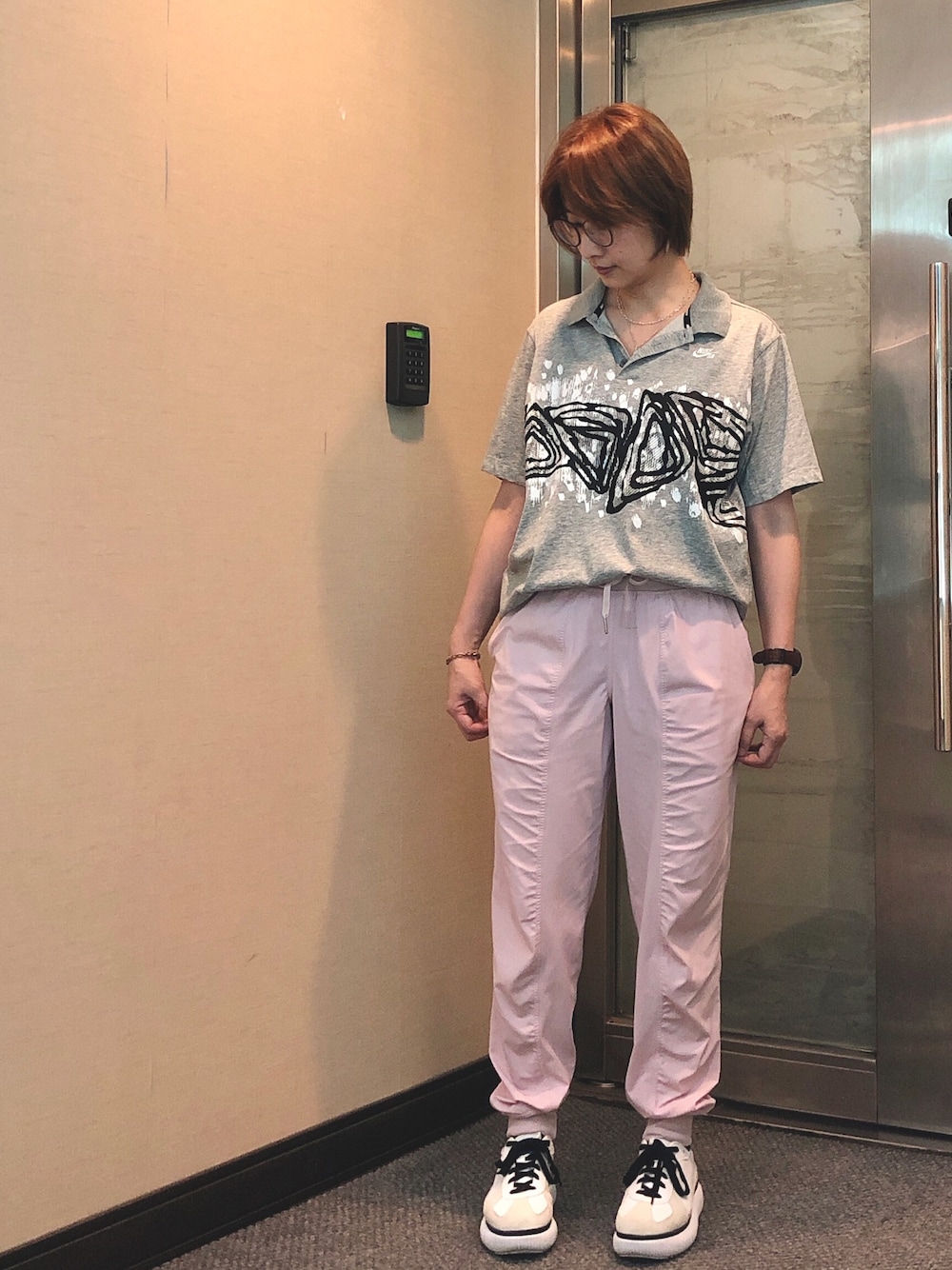 「NIKEのアイテム（ポロシャツ、グレー系）」を使った、jNさん（レディース・158cm）の夏コーディネートの1枚目の写真