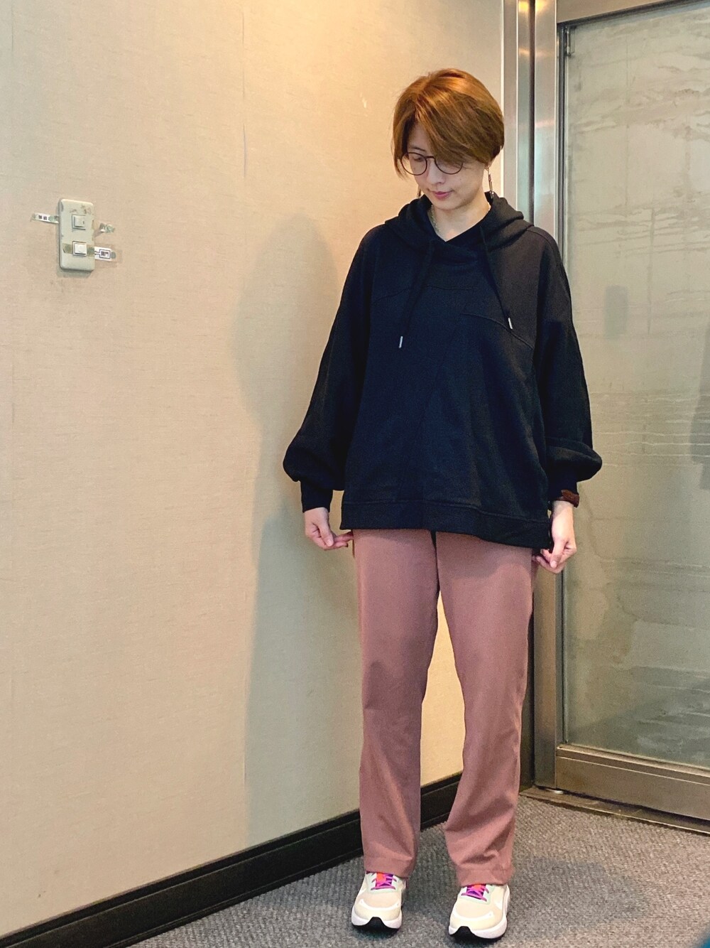 「Lululemon Athleticaのアイテム（パーカー、ブラック系）」を使った、jNさん（レディース・158cm）の秋コーディネートの1枚目の写真