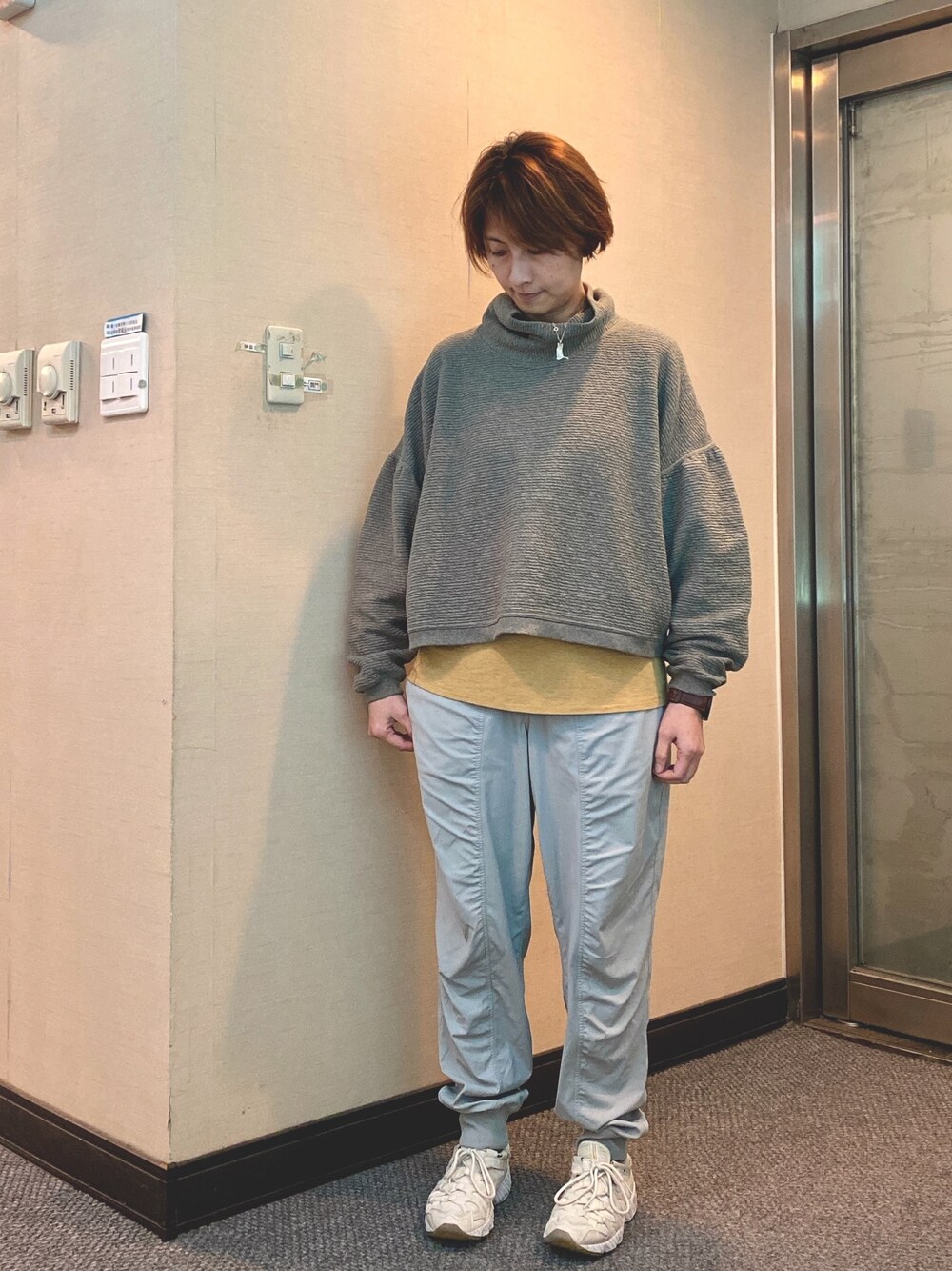 「Lululemon Athleticaのアイテム（トップス、グレー系）」を使った、jNさん（レディース・158cm）の冬コーディネートの1枚目の写真