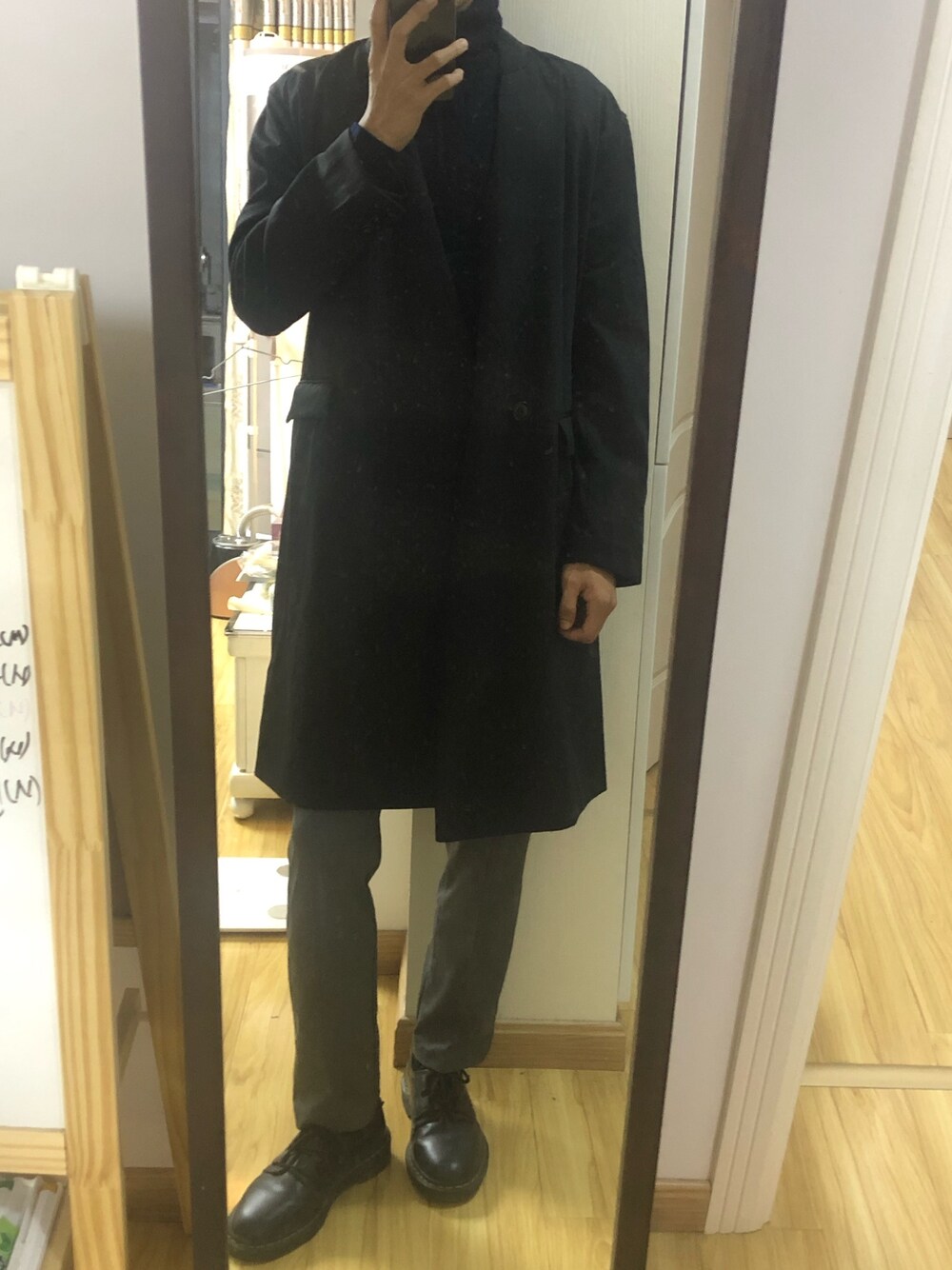 「HAREのアイテム（トレンチコート、ブラック系）」を使った、2047さん（メンズ・175cm）の秋コーディネートの1枚目の写真