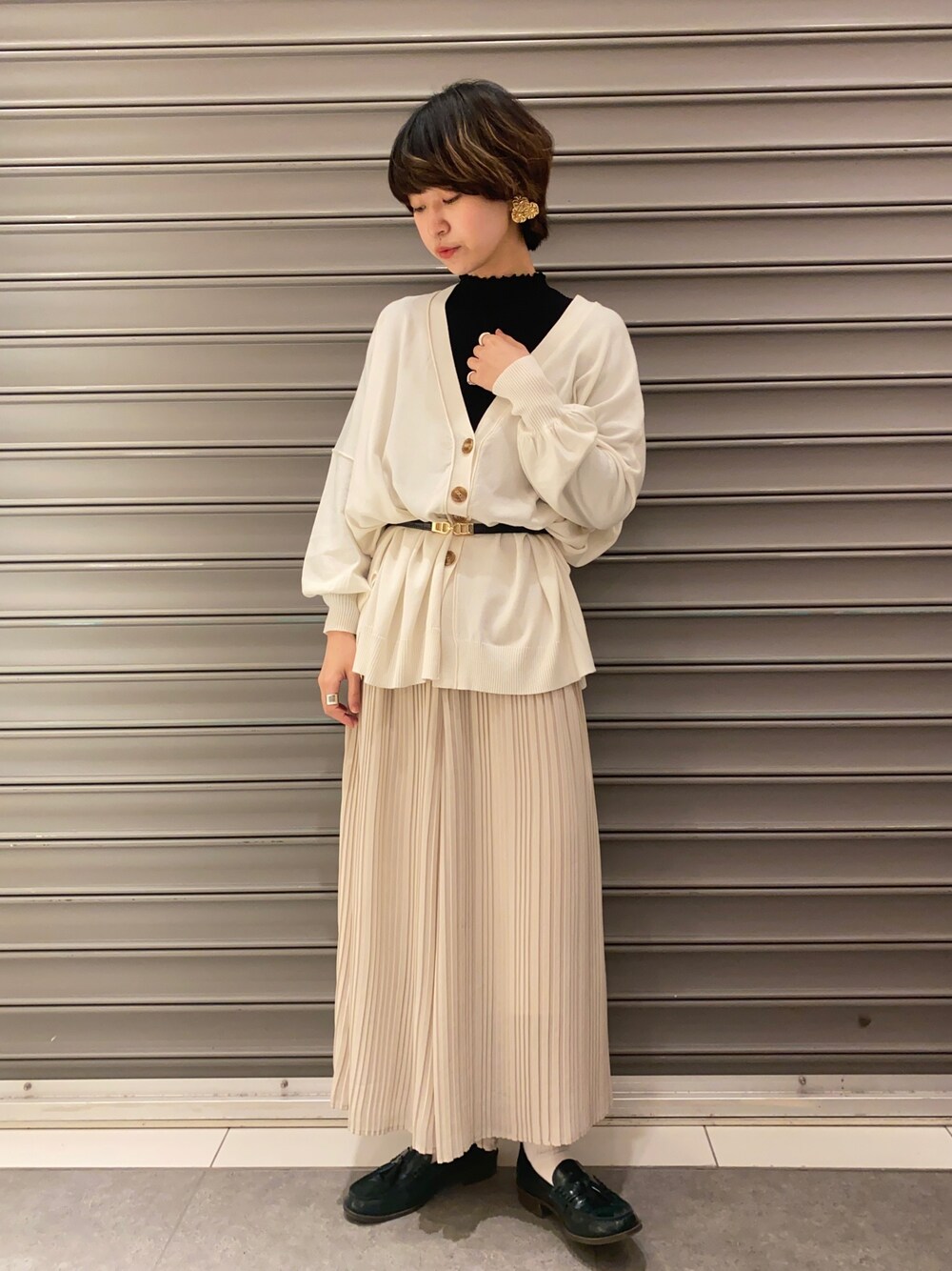 ホワイト系のカーディガン/ボレロ、ブラック系のパンツ、ブラック系のニット/セーターを着用したレディースの春コーディネートの1枚目の写真