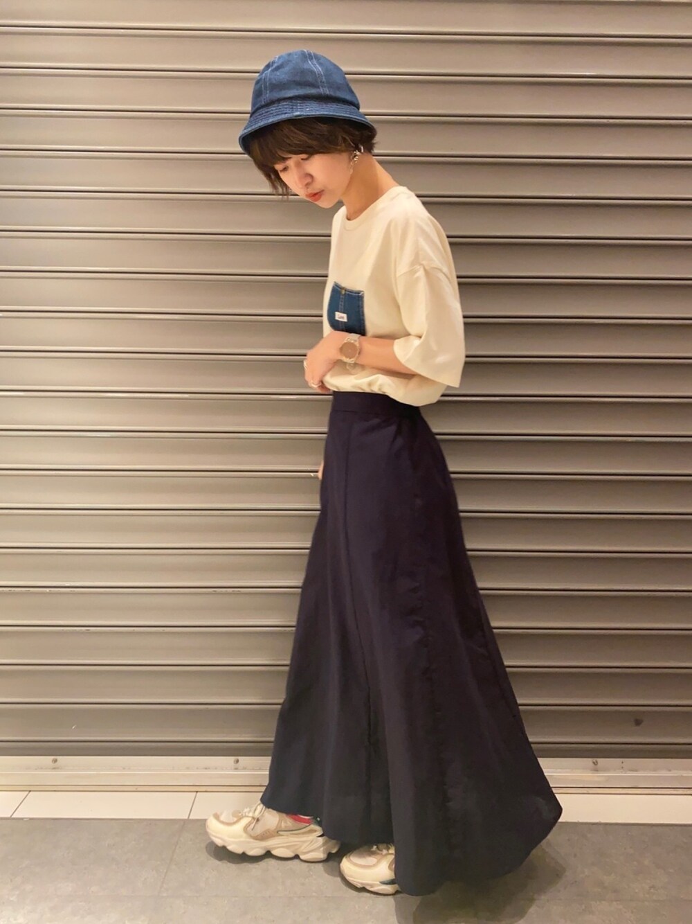 「デニム、カジュアル、Tシャツ、ロングスカート、earth music&ecology、ラフ、春夏コーデ、アースミュージック＆エコロジー、LEE」｜「LeeのLee×earth デニムポケットＴシャツ　＊（Tシャツ/カットソー、ホワイト系）」を使った、のっちさん（レディース・161cm）の春コーディネートの1枚目の写真