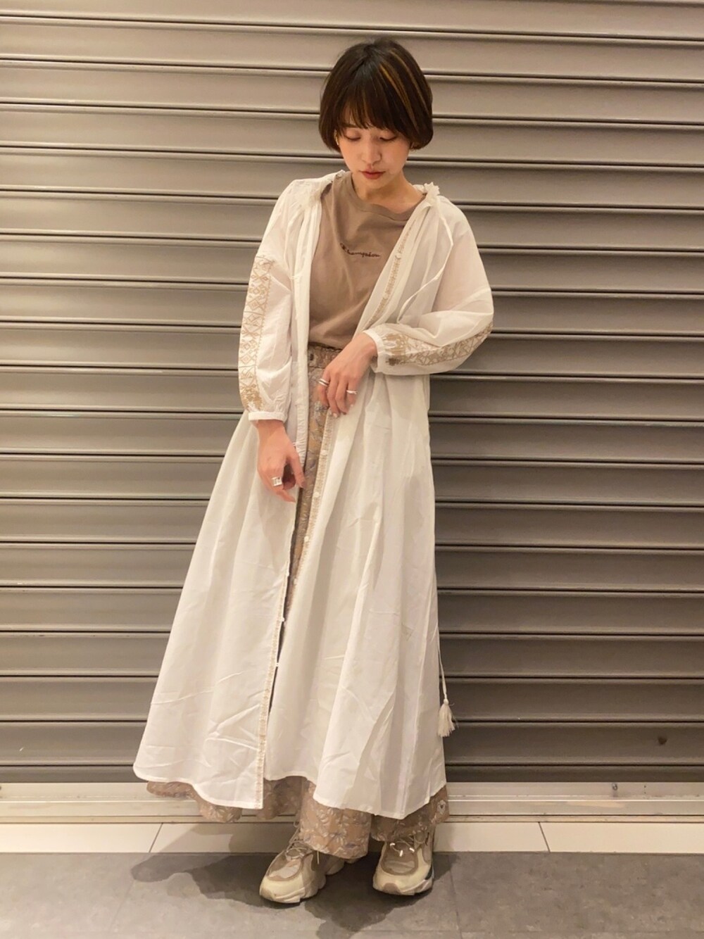「ワンピース、ホワイト、刺繍、スニーカーコーデ、earth music&ecology、羽織り、カジュアルコーデ、ショートヘア、アースミュージック＆エコロジー、Champion」｜「ChampionのChampion×earthフレンチプルオーバー ＊（Tシャツ/カットソー、ブラウン系）」を使った、のっちさん（レディース・161cm）の春コーディネートの1枚目の写真