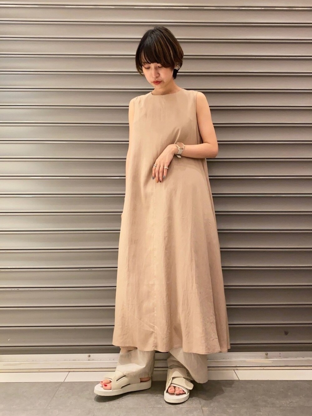 ベージュ系のワンピース、ホワイト系のその他パンツ、ホワイト系のサンダルを着用したレディースの春コーディネートの1枚目の写真