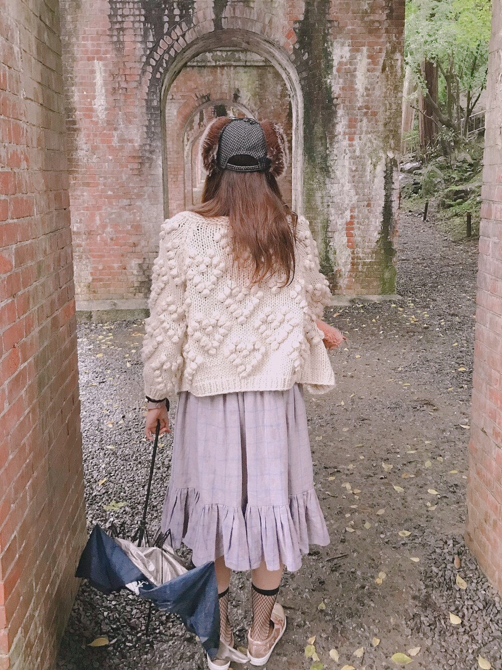 「グレンチェック、チェックスカート、ボリュームニット、ハート、ポンポン帽子、耳当て付きキャップ、ファー、ベージュ、秋のコーデ」｜「VannieTOKYOのアイテム（カーディガン/ボレロ、ベージュ系）」を使った、kaさん（レディース・167cm）の秋コーディネートの1枚目の写真