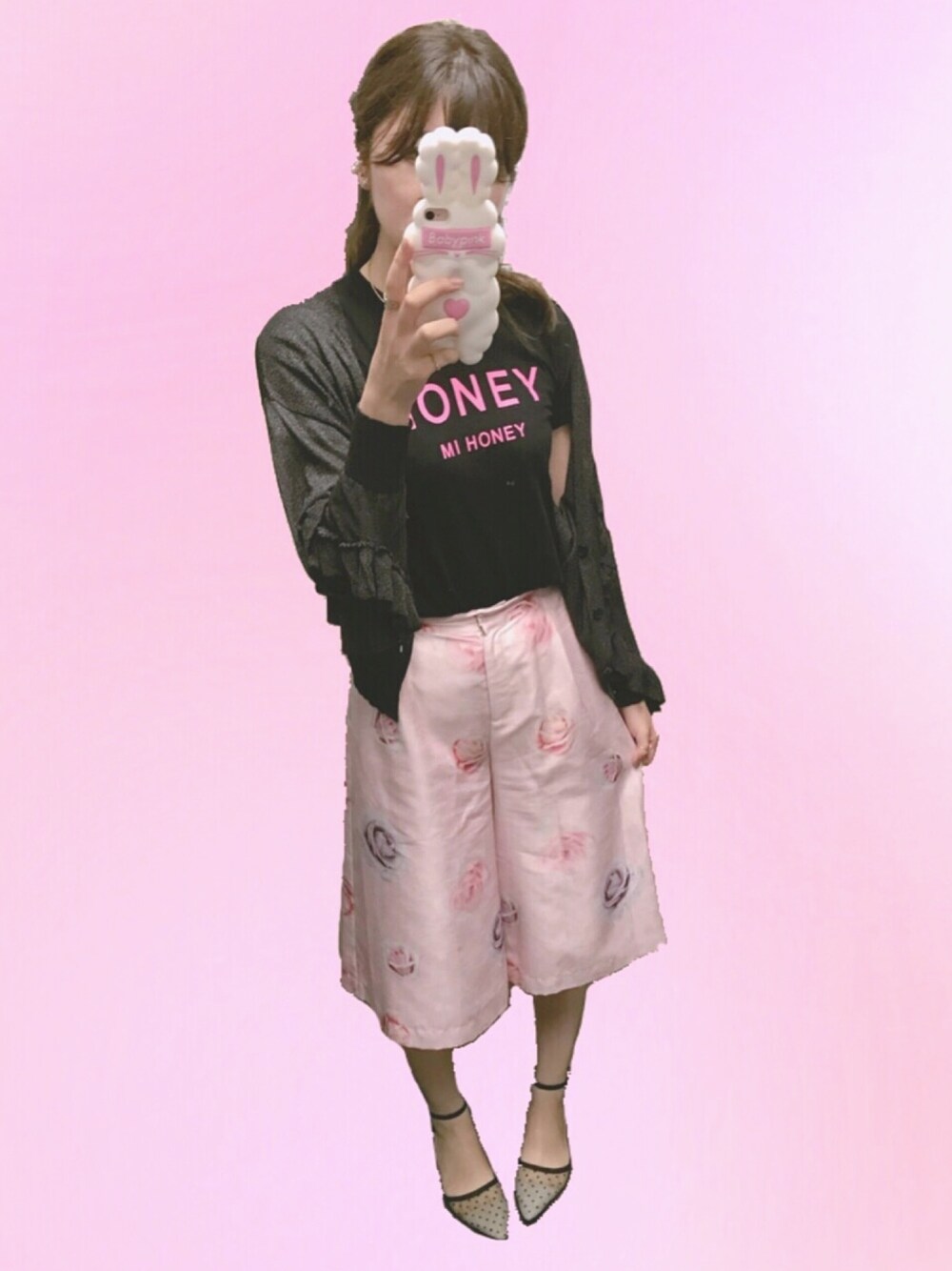 「honeymihoney、ロゴT、ガウチョパンツ、バラ柄、シースルーサンダル、ガーリー、ガーリーカジュアル、黒Tシャツ、大人ガーリー、大人カジュアル」｜「HONEY MI HONEYのアイテム（Tシャツ/カットソー、ブラック系）」を使った、kaさん（レディース・167cm）の夏コーディネートの1枚目の写真