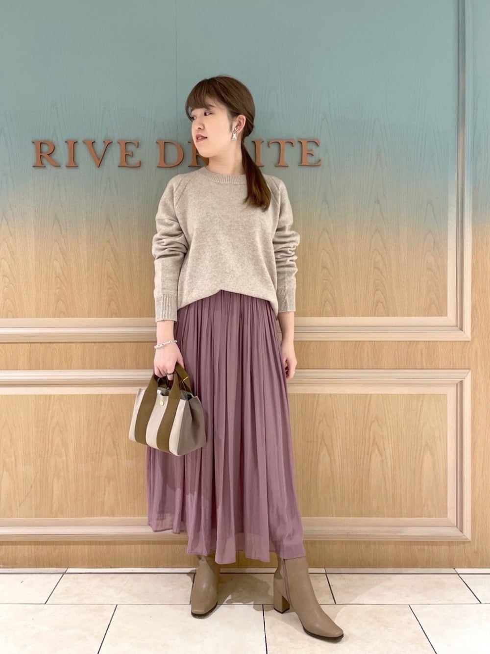 「リヴドロワ、RIVEDROITE、大人カジュアル、着回しコーデ、スカートスタイル、ショートブーツ、冬コーデ、お出かけコーデ、ヴィオラドーロ、ベージュ」｜「RIVE DROITEのシーズン問わず着回せる優秀アイテム　楊柳ギャザースカート　（フレア）（スカート、パープル系）」を使った、Mihoさん（レディース・161cm）の冬コーディネートの1枚目の写真