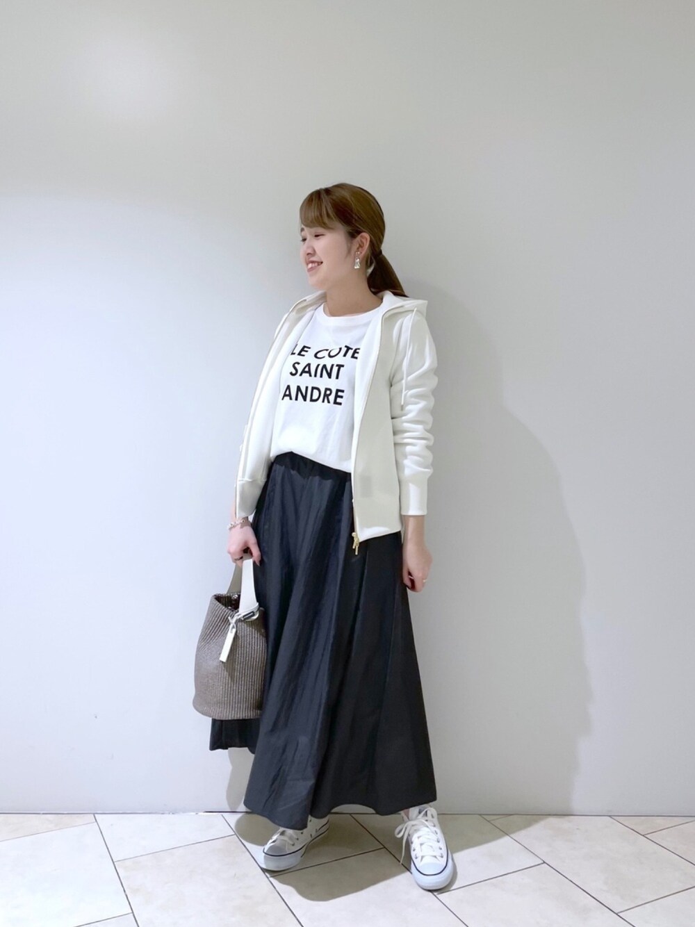 ホワイト系のパーカー、ホワイト系のTシャツ/カットソー、グレー系のトートバッグを着用したレディースの冬コーディネートの1枚目の写真