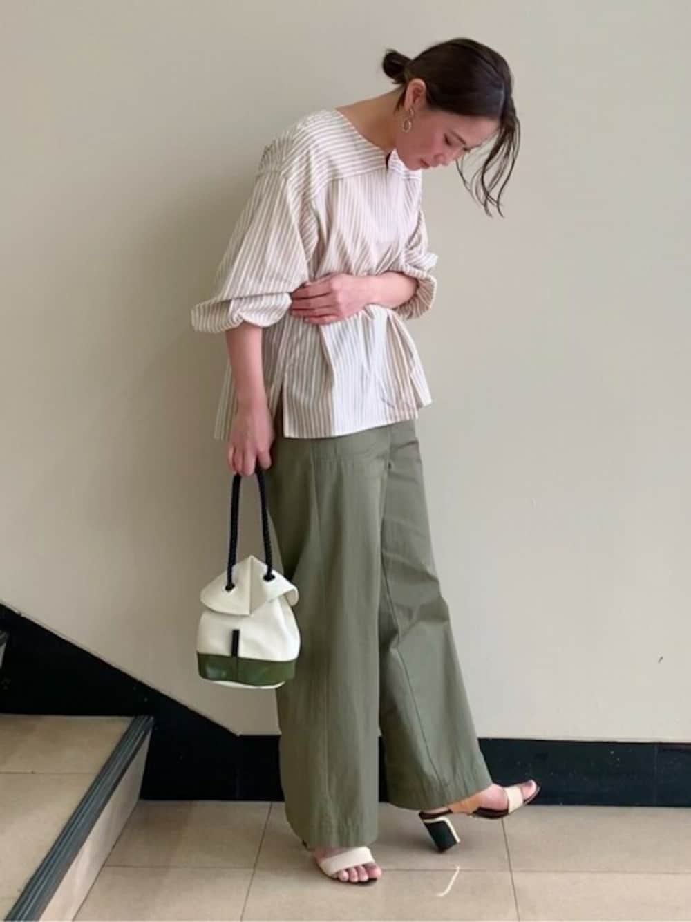 ベージュ系のシャツ/ブラウス、ホワイト系のタンクトップ、グリーン系のその他パンツを着用したレディースの春コーディネートの1枚目の写真