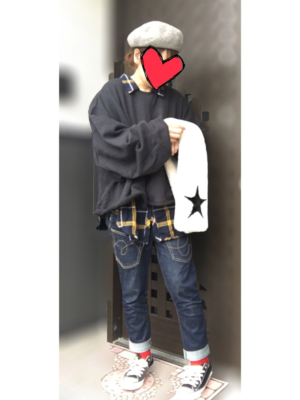 「ニコアンド、ビックスウェット、カジュアル、メルシーボークー、赤、赤い靴下、コンバース、靴下屋、ビッグシルエット、ビッグシャツ」｜「cepoのチェックオーバーシャツ（シャツ/ブラウス、イエロー系）」を使った、tomoさん（レディース・156cm）の春コーディネートの1枚目の写真