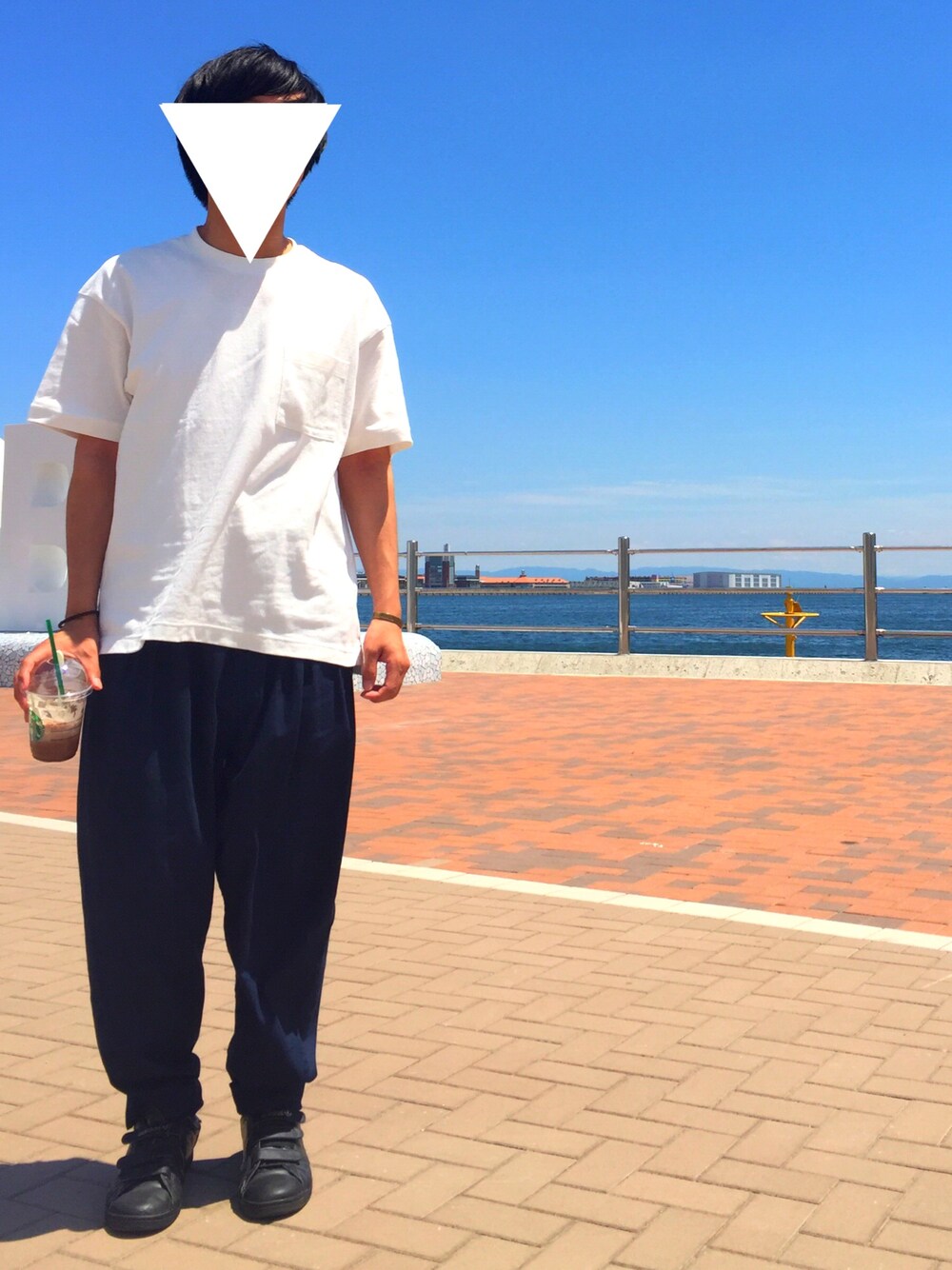 「シンプルコーデ、モノトーン、黒スニーカー、ビッグT、UNIQLO、本当はキャップかぶりたかった、Tシャツ」｜「UNIQLOのMEN ビッグシルエットポケ付きT（半袖）（Tシャツ/カットソー、ホワイト系）」を使った、ry0P3さん（メンズ・170cm）の夏コーディネートの1枚目の写真