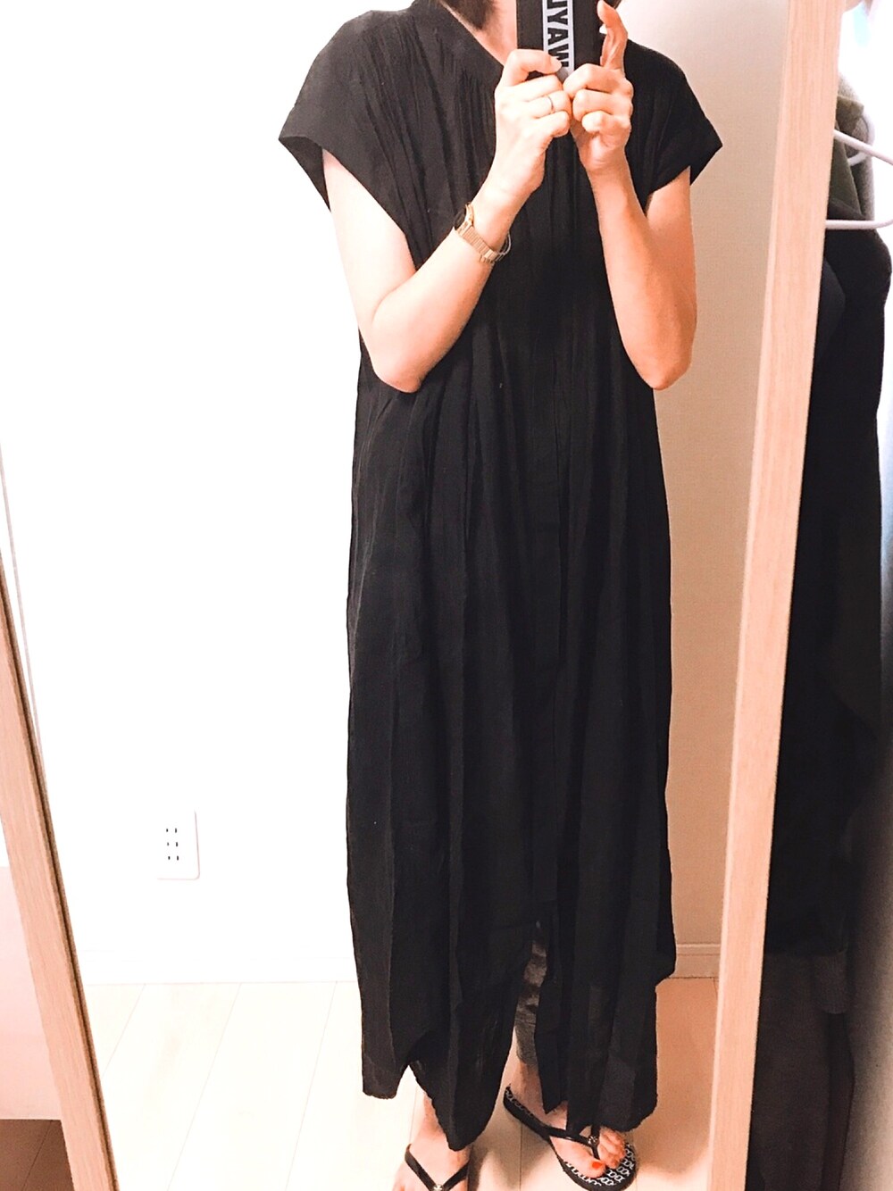 「BCSTOCK、Tory Burch、UNIQLO、sweatpants、beachsandals」｜「JOINT WORKSの700 カマーベルトツキマキシボイルOP（ワンピース、ブラック系）」を使った、YoChiさん（レディース・163cm）の夏コーディネートの1枚目の写真