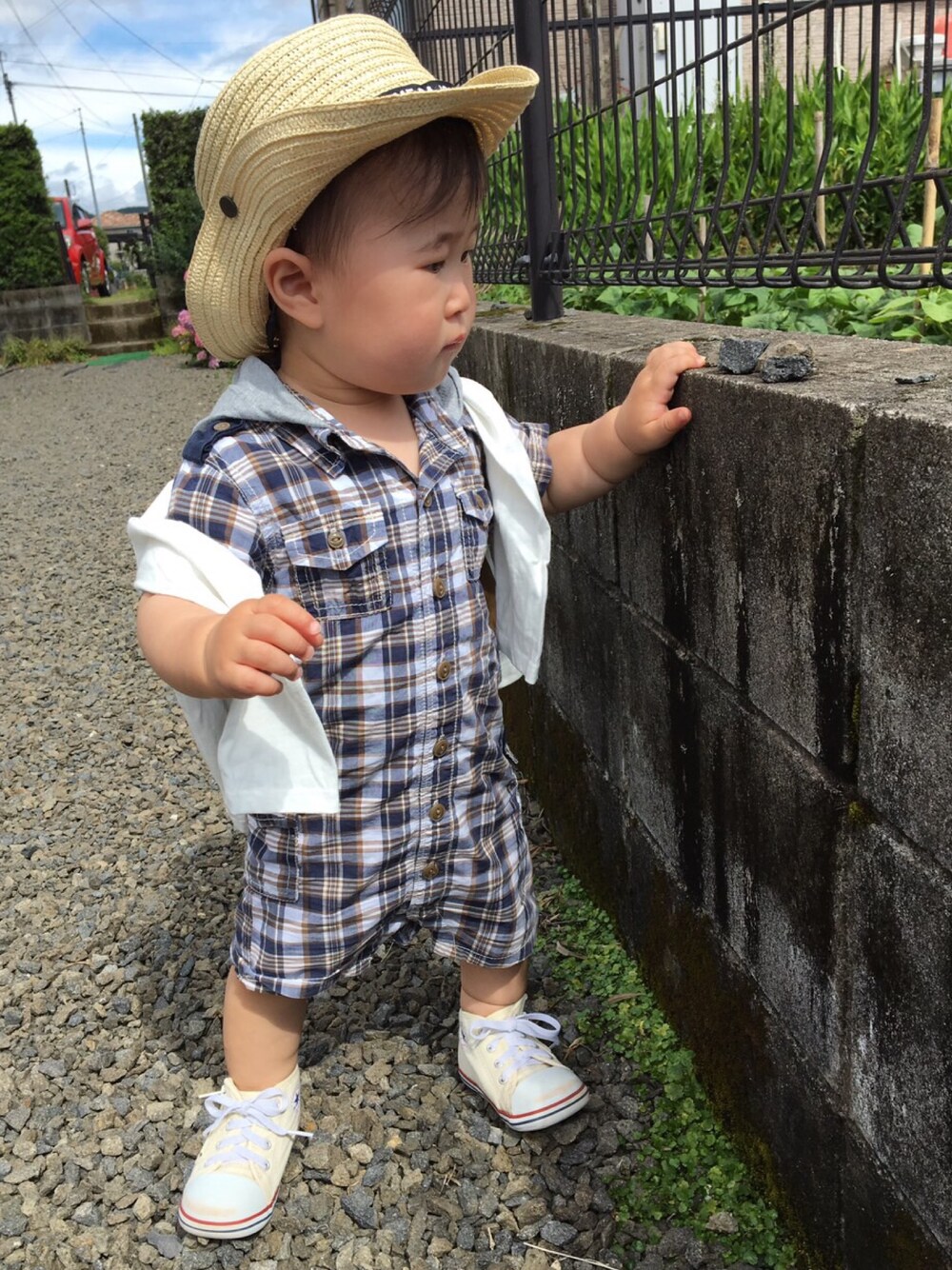 「1歳、GAP、babygap、ドラフトギャップ、つなぎ、チェック、フード付き、コンバース、むぎわら帽子、かたかけ」｜「COMME CA ISMのアイテム（ハット、ベージュ系）」を使った、SOU♡HINAさん（キッズ・80cm）の夏コーディネートの1枚目の写真