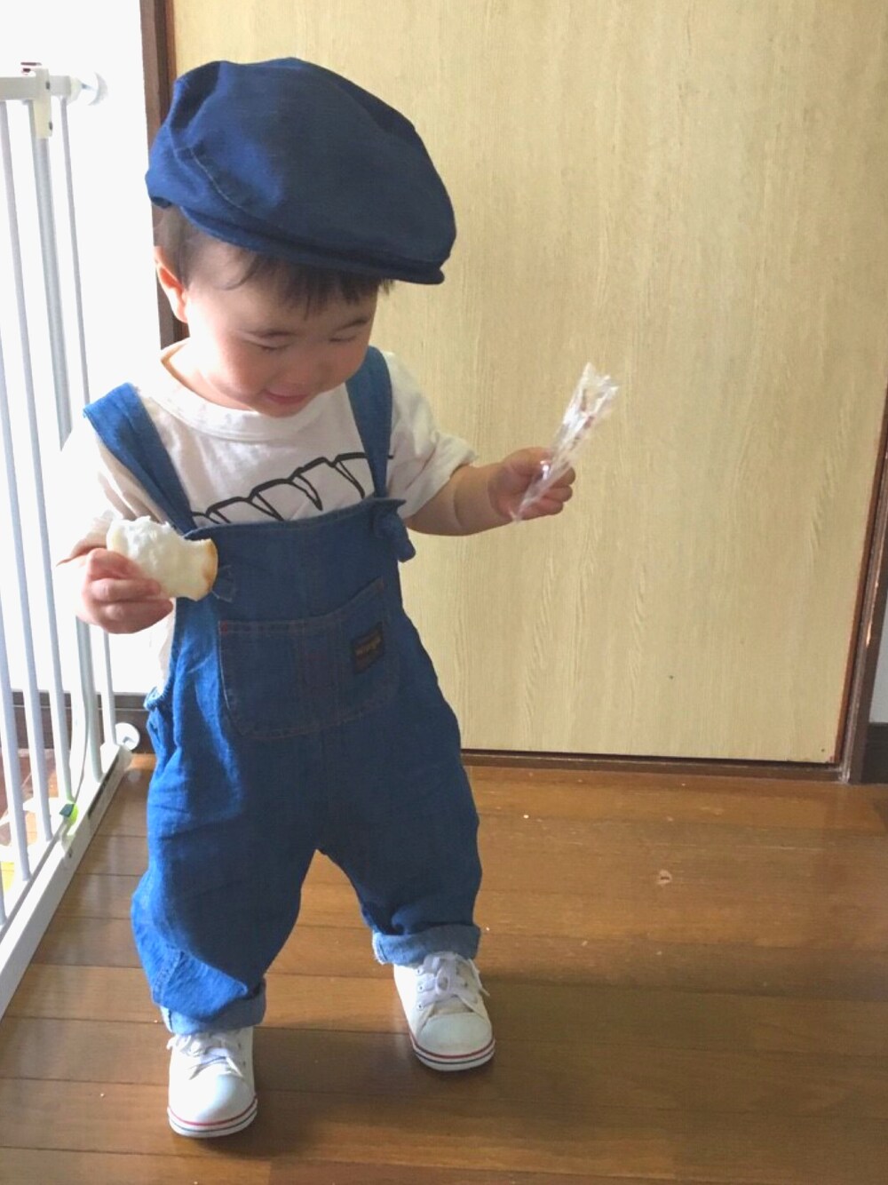 「サロペット、デニム、ハンチング、スニーカー、コンバース、キッズファッション、男の子コーデ、シンプルコーデ、ナチュラル」｜「DAISOのアイテム（ハンチング/ベレー帽、ブルー系）」を使った、SOU♡HINAさん（キッズ・80cm）の夏コーディネートの1枚目の写真