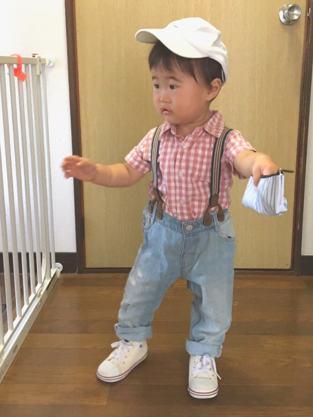 「kids、夏、狂わせピンク、キッズコーデ、チェックシャツ、デニムパンツ、サスペンダーパンツ、コンバース、ピンクシャツ、1歳4ヶ月」｜「はいっ‼︎のアイテム（ラッピングキット、その他）」を使った、SOU♡HINAさん（キッズ・80cm）の夏コーディネートの1枚目の写真