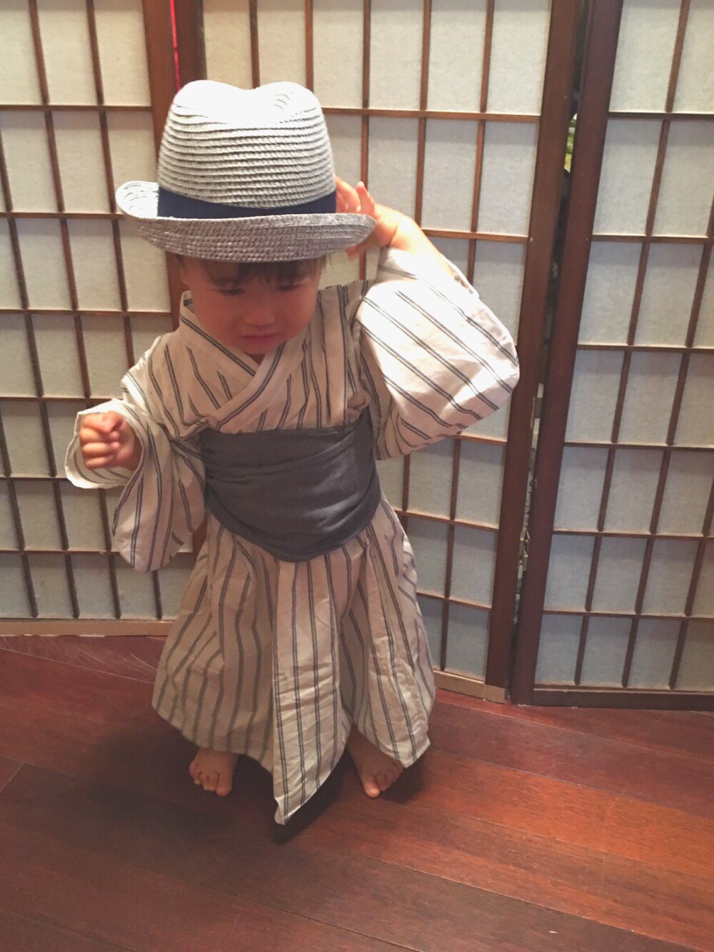 ブルー系のハット、ホワイト系の浴衣、その他のラッピングキットを着用したキッズの秋コーディネートの1枚目の写真