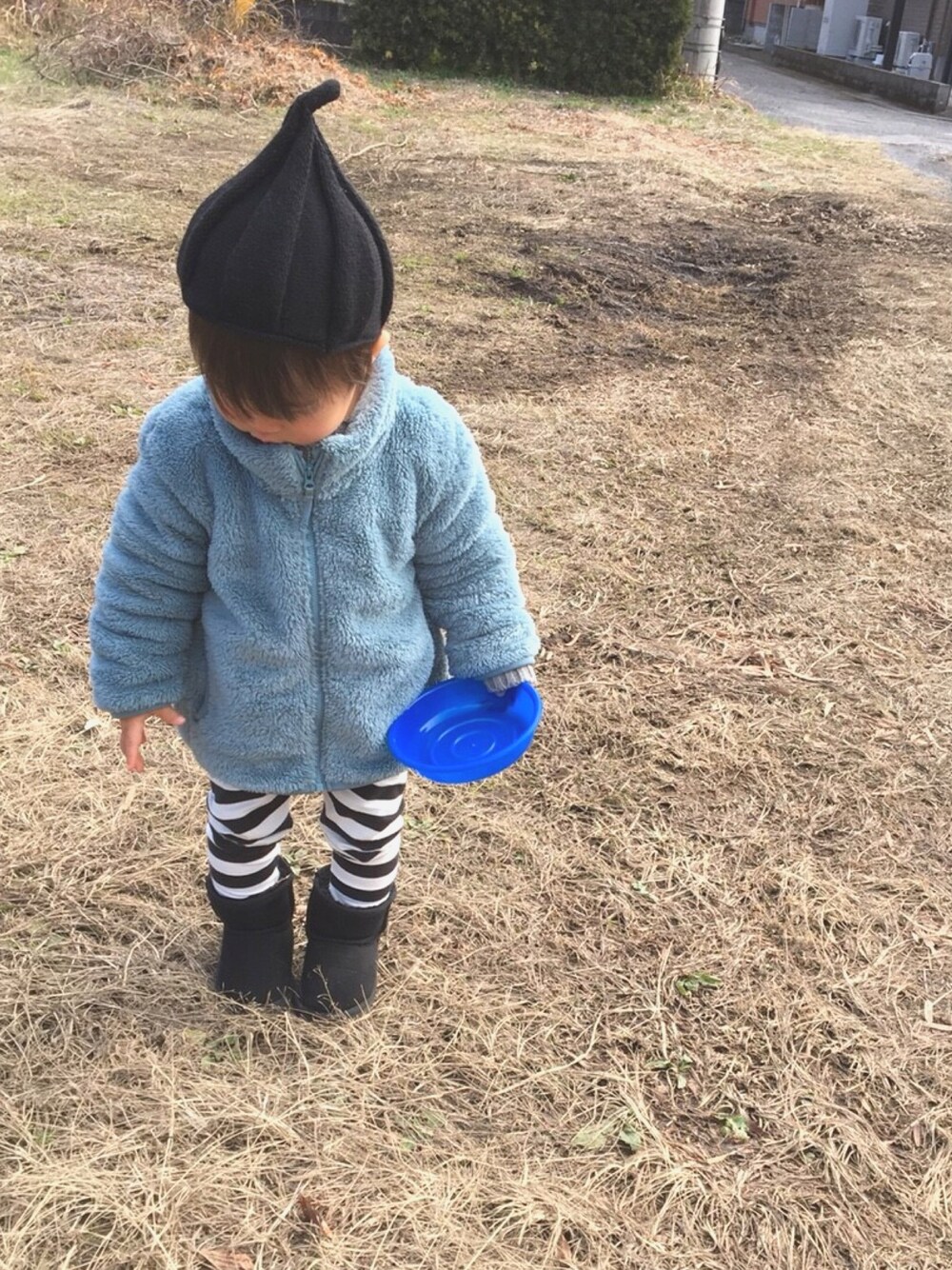 「男の子、あったかコーデ、ユニクロ、ボアジャケット、モコモコアウター、こびと帽、トンガリ帽子、ボーダー、レギンス、ブーツ」｜「UNIQLOのアイテム（その他アウター、ブルー系）」を使った、SOU♡HINAさん（キッズ・80cm）の冬コーディネートの1枚目の写真