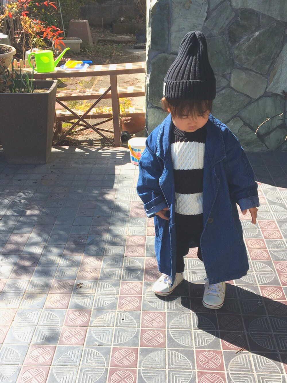 「男の子コーデ、デニムジャケット、ボーダーニット、コーデュロイパンツ、コンバース、ニット帽、ロングジャケット、チェスターコート、グローバルワーク(GLOBAL WORK)」｜「GLOBAL WORKのアイテム（ニット/セーター、ブラック系）」を使った、SOU♡HINAさん（キッズ・80cm）の冬コーディネートの1枚目の写真