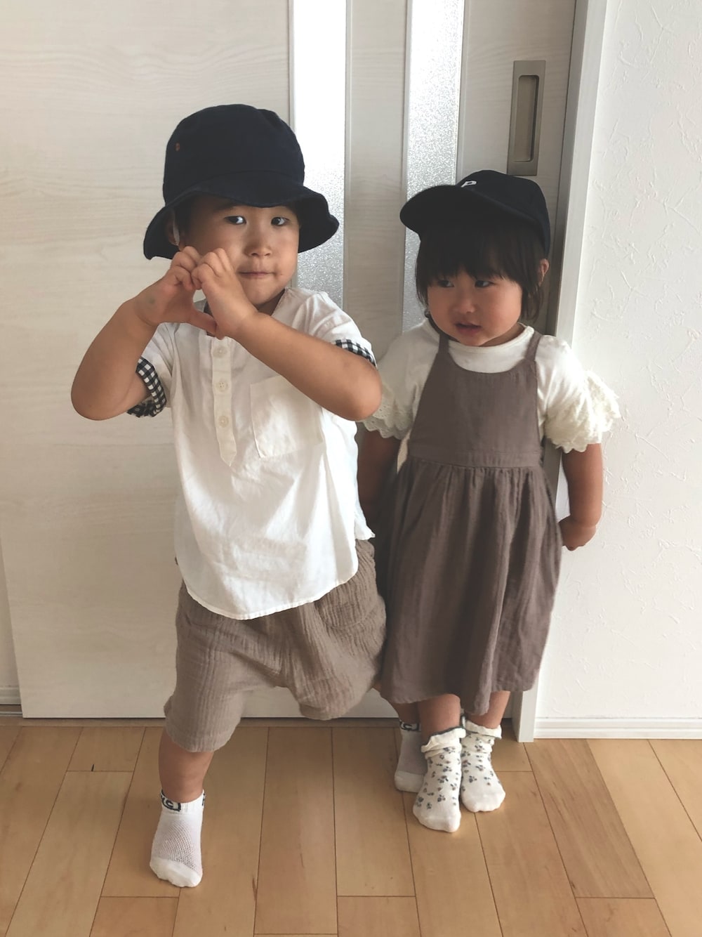 「ナチュラルスタイル、ブラウン、兄妹コーデ」｜「Birthdayのアイテム（ワンピース、ベージュ系）」を使った、SOU♡HINAさん（キッズ・90cm）の夏コーディネートの1枚目の写真