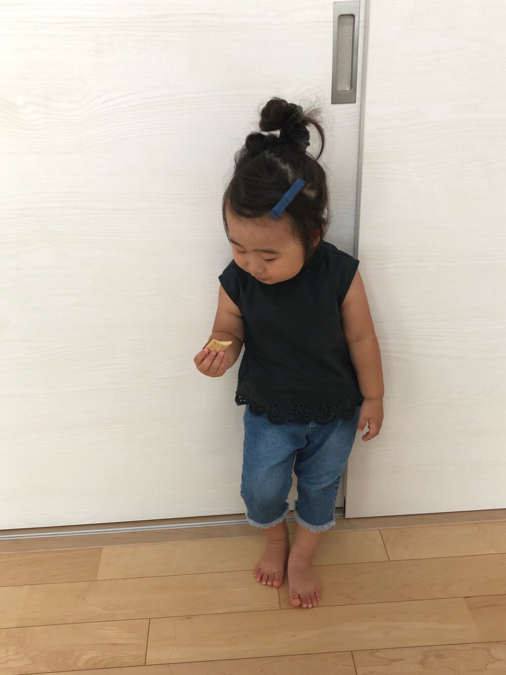 「ブラック×デニム、ノースリーブ、デニムパンツ、おだんごヘアー」｜「★のアイテム（ラッピングキット、その他）」を使った、SOU♡HINAさん（キッズ・90cm）の秋コーディネートの1枚目の写真