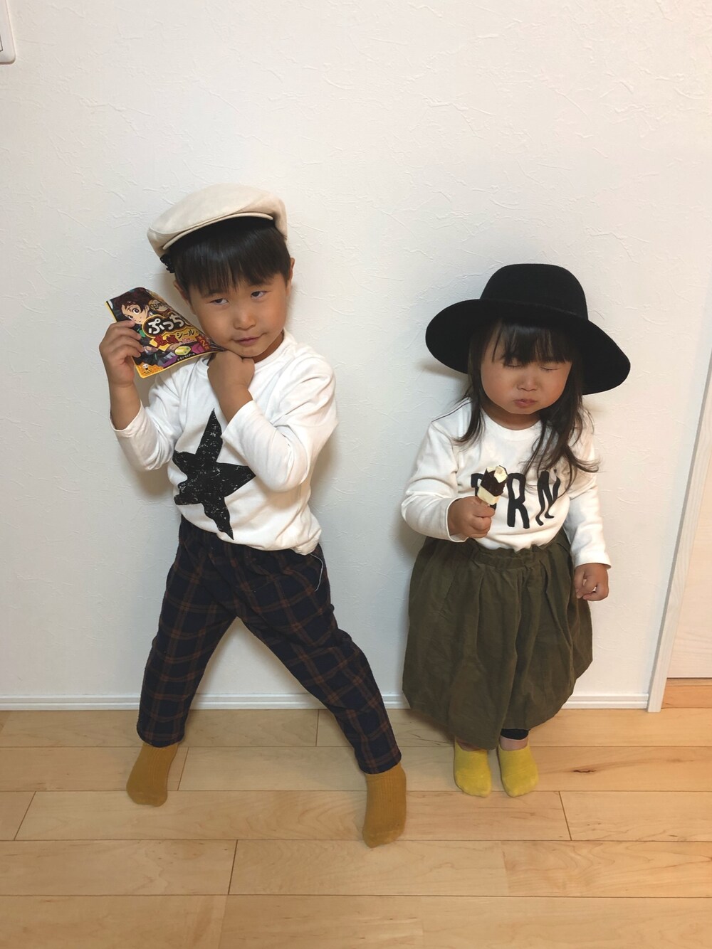 「白Tシャツ、ロゴT、チェックパンツ、コーデュロイスカート、ハット、ハンチング」｜「★のアイテム（ラッピングキット、その他）」を使った、SOU♡HINAさん（キッズ・90cm）の秋コーディネートの1枚目の写真