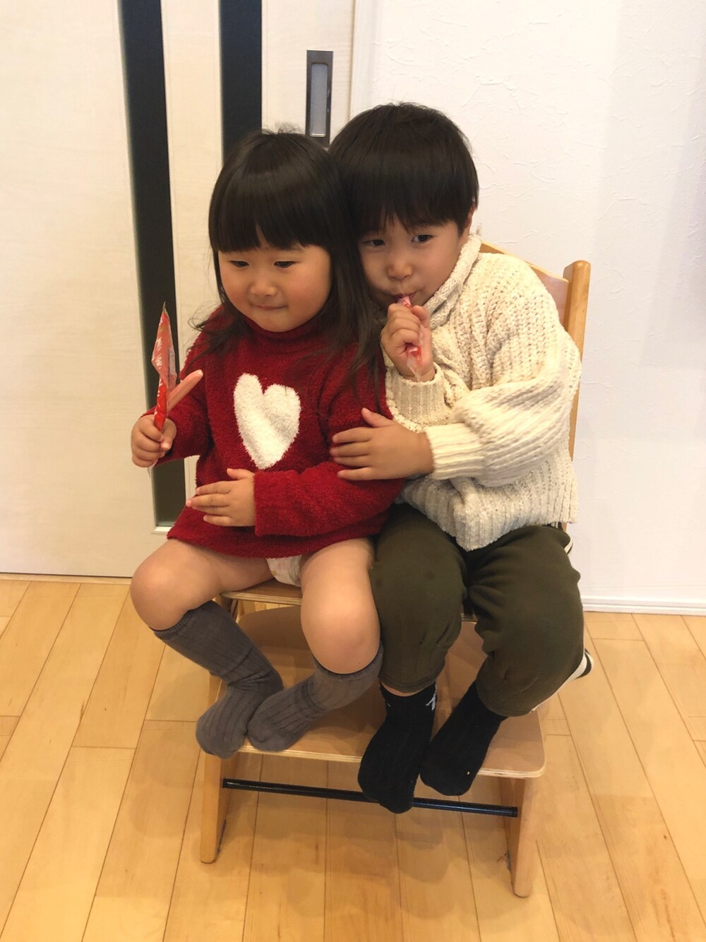 「ワンピース、ニット、ラインパンツ」｜「★のアイテム（ラッピングキット、その他）」を使った、SOU♡HINAさん（キッズ・90cm）の冬コーディネートの1枚目の写真