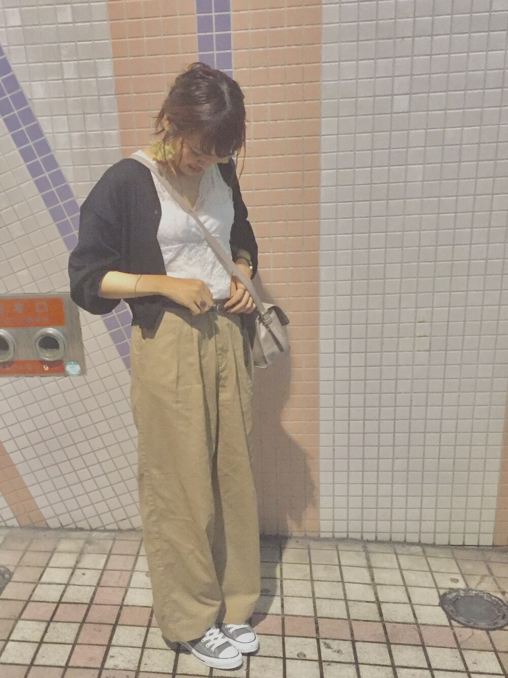「earth music&ecologyの・2WAYラメ入りカーディガン（カーディガン/ボレロ、ブラック系）」を使った、nさん（レディース・164cm）の秋コーディネートの1枚目の写真
