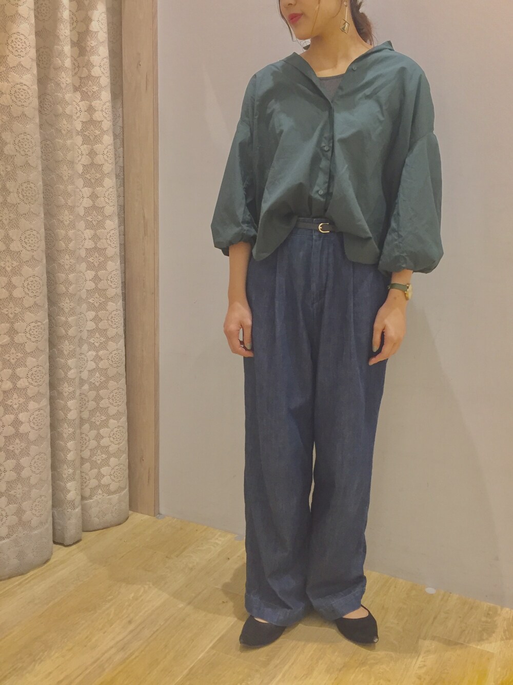 「earth music&ecologyのSET2点ギャザー抜けシャツ+タンクトップ（シャツ/ブラウス、グリーン系）」を使った、nさん（レディース・164cm）の秋コーディネートの1枚目の写真