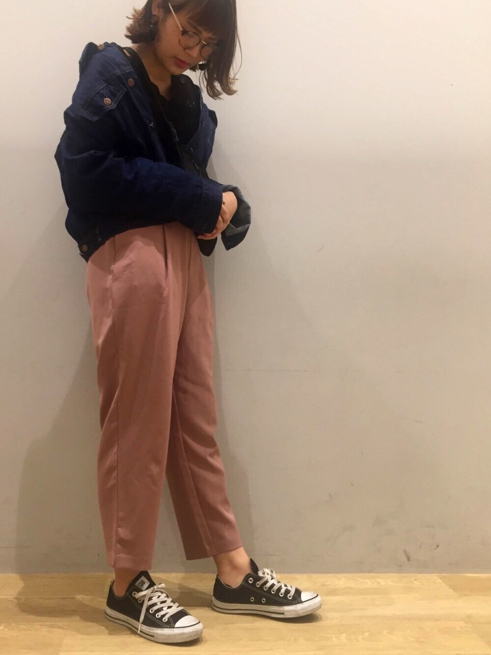 「Gジャン、ビッグGジャン、レース、ピンク、春コーデ、シンプルコーデ、めがね」｜「earth music&ecologyの・フレアースリーブレースプルオーバー（Tシャツ/カットソー、ブラック系）」を使った、nさん（レディース・164cm）の春コーディネートの1枚目の写真