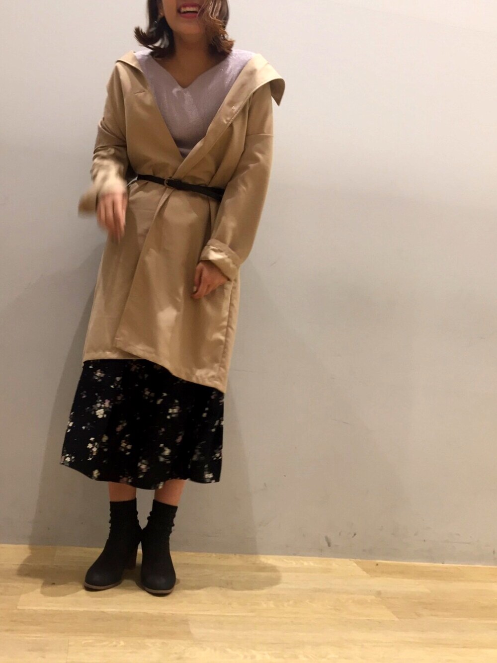 「春コーデ、花柄スカート、ラメニット、ラベンダー、ベルト」｜「earth music&ecologyの・ハートネックラメニットプルオーバー（トップス、パープル系）」を使った、nさん（レディース・164cm）の冬コーディネートの1枚目の写真