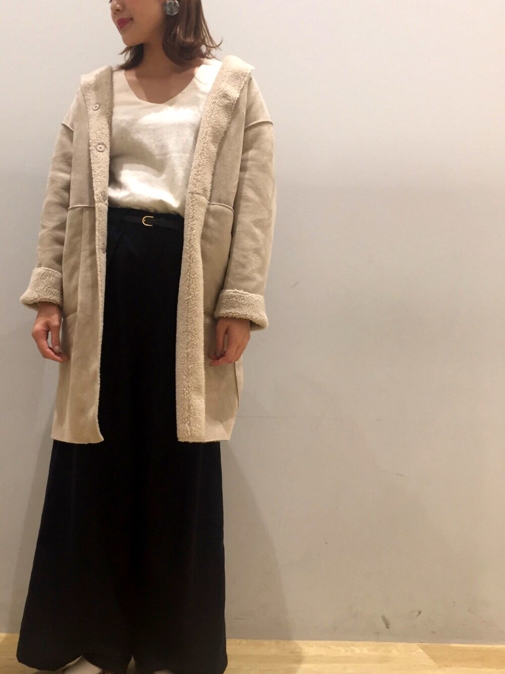 「earth music&ecologyのリバーシブルフェイクムートンノーカラーコート（ムートンコート、ベージュ系）」を使った、nさん（レディース・164cm）の秋コーディネートの1枚目の写真