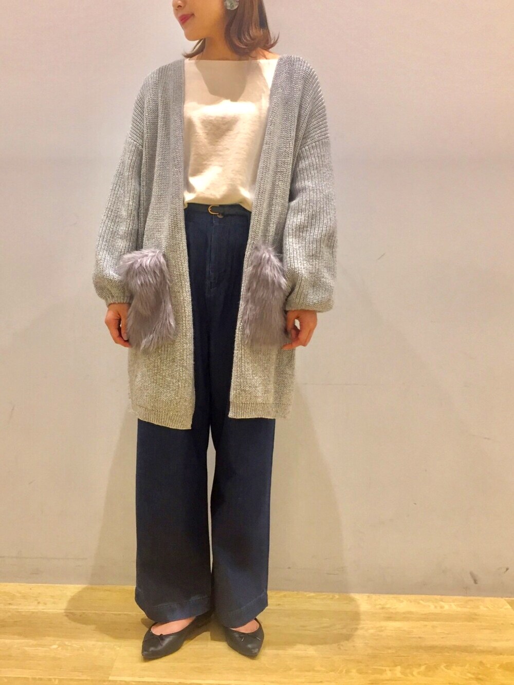 「earth music&ecologyの・ポケットシャギーニットカーディガン（カーディガン/ボレロ、グレー系）」を使った、nさん（レディース・164cm）の秋コーディネートの1枚目の写真